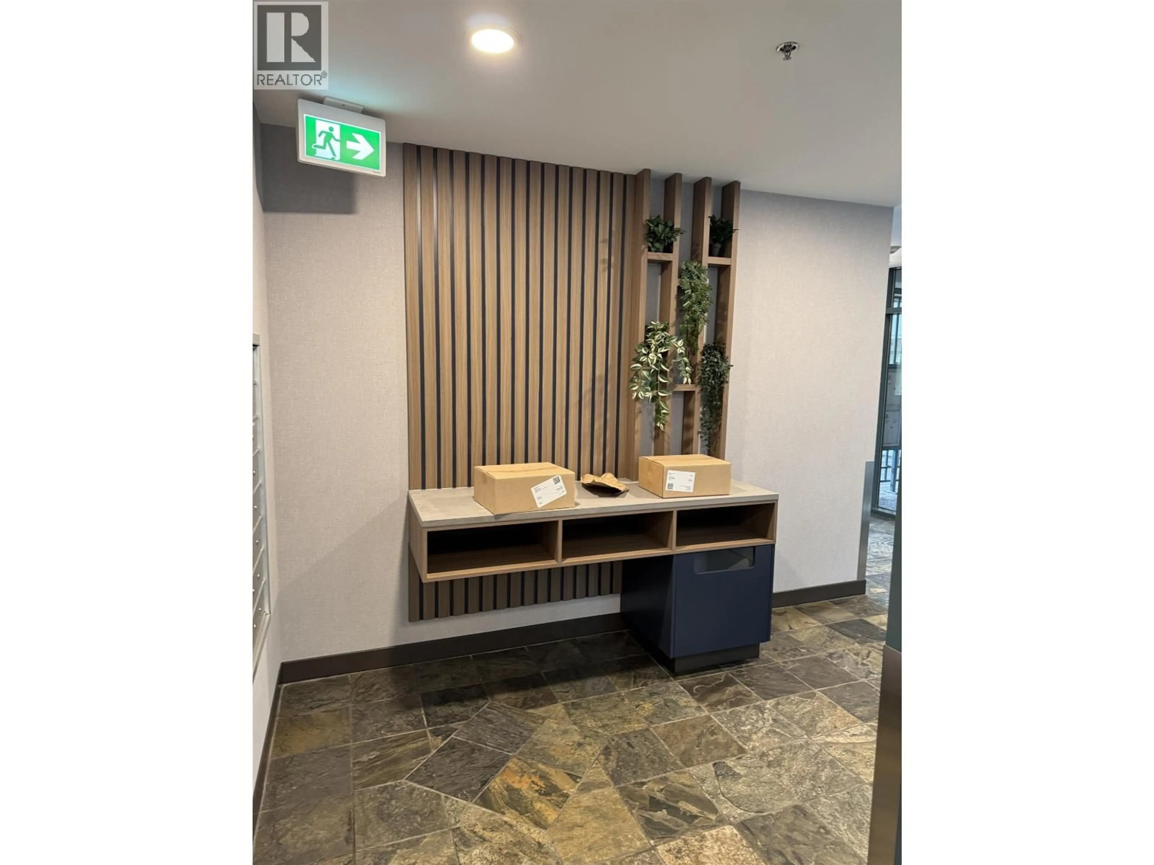 Indoor foyer for 311 - 1630 1ST AVENUE, Vancouver British Columbia V6J1G1