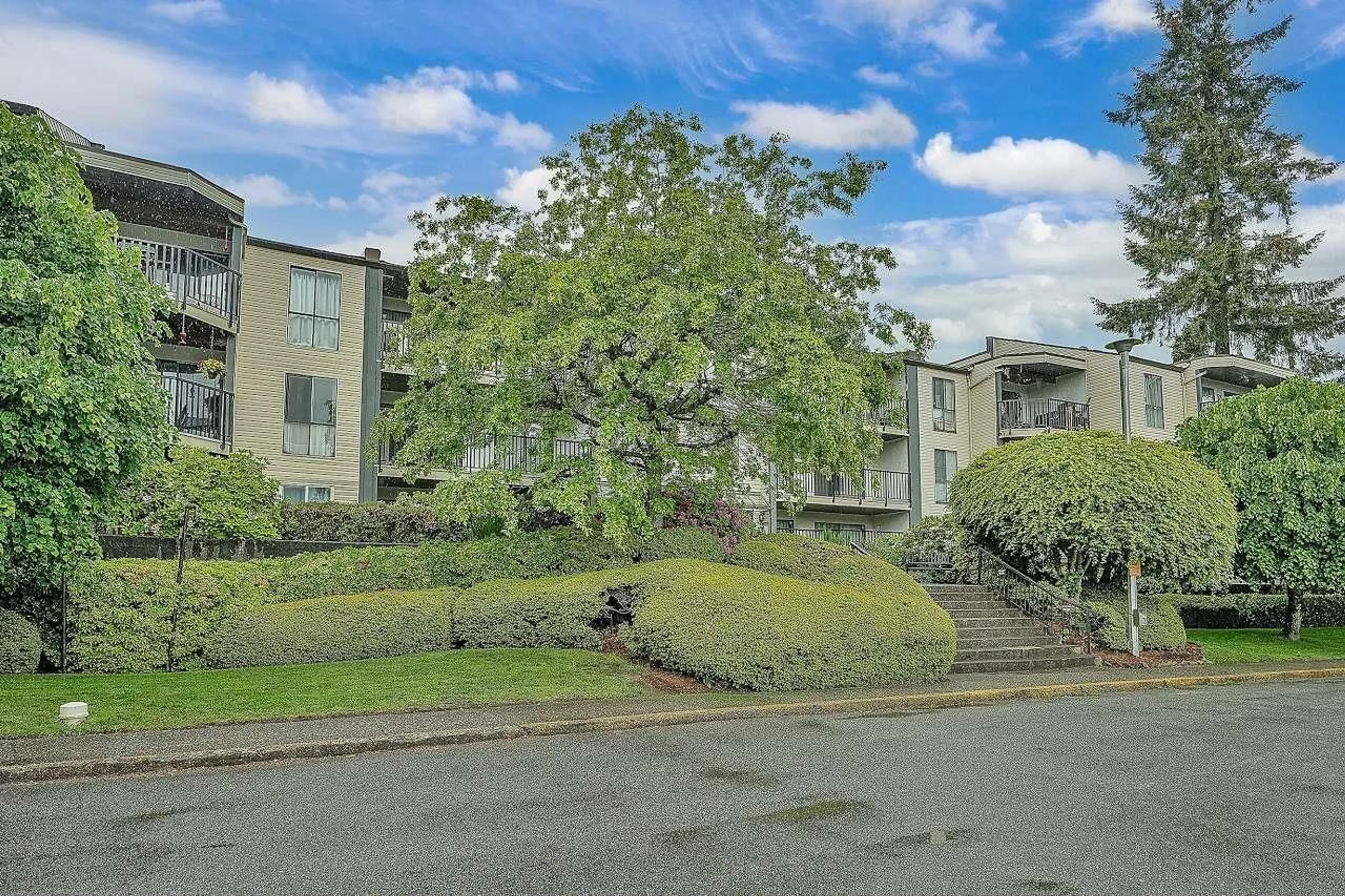 A pic from outside/outdoor area/front of a property/back of a property/a pic from drone, unknown for 215 - 9952 149 STREET, Surrey British Columbia V3R7W7