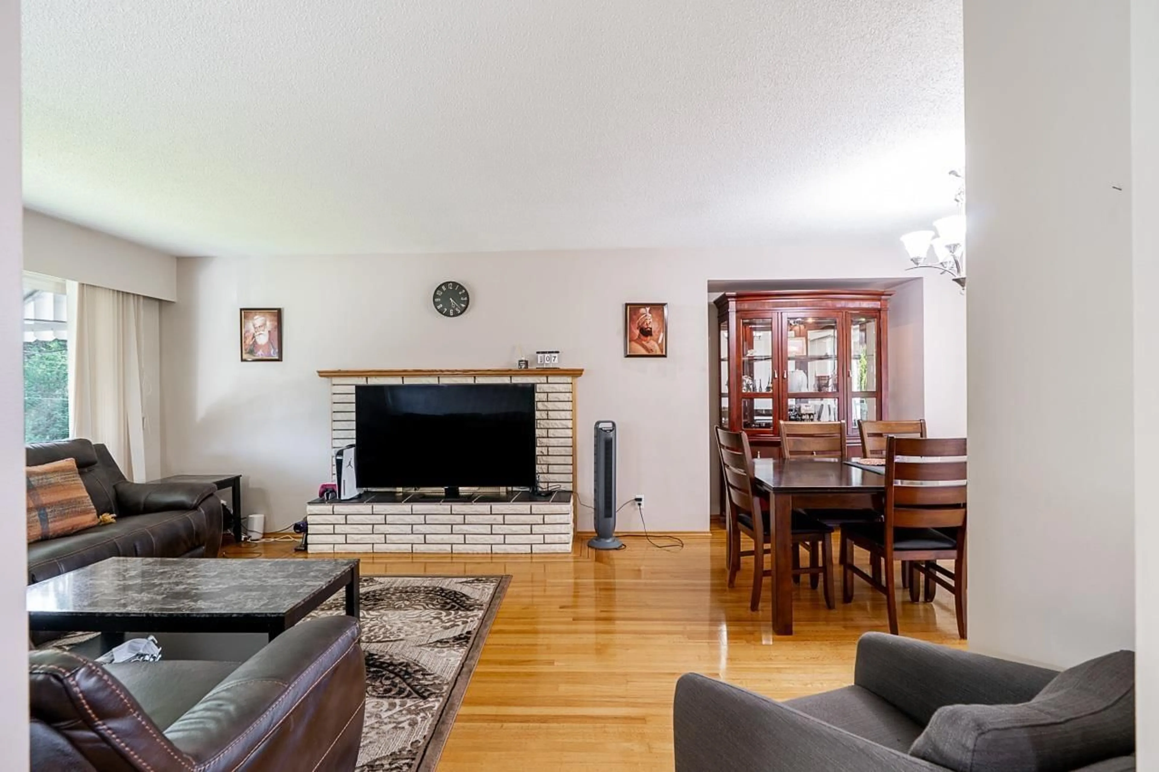 Living room with furniture, wood/laminate floor for 11065 86 AVENUE, Delta British Columbia V4C2W4