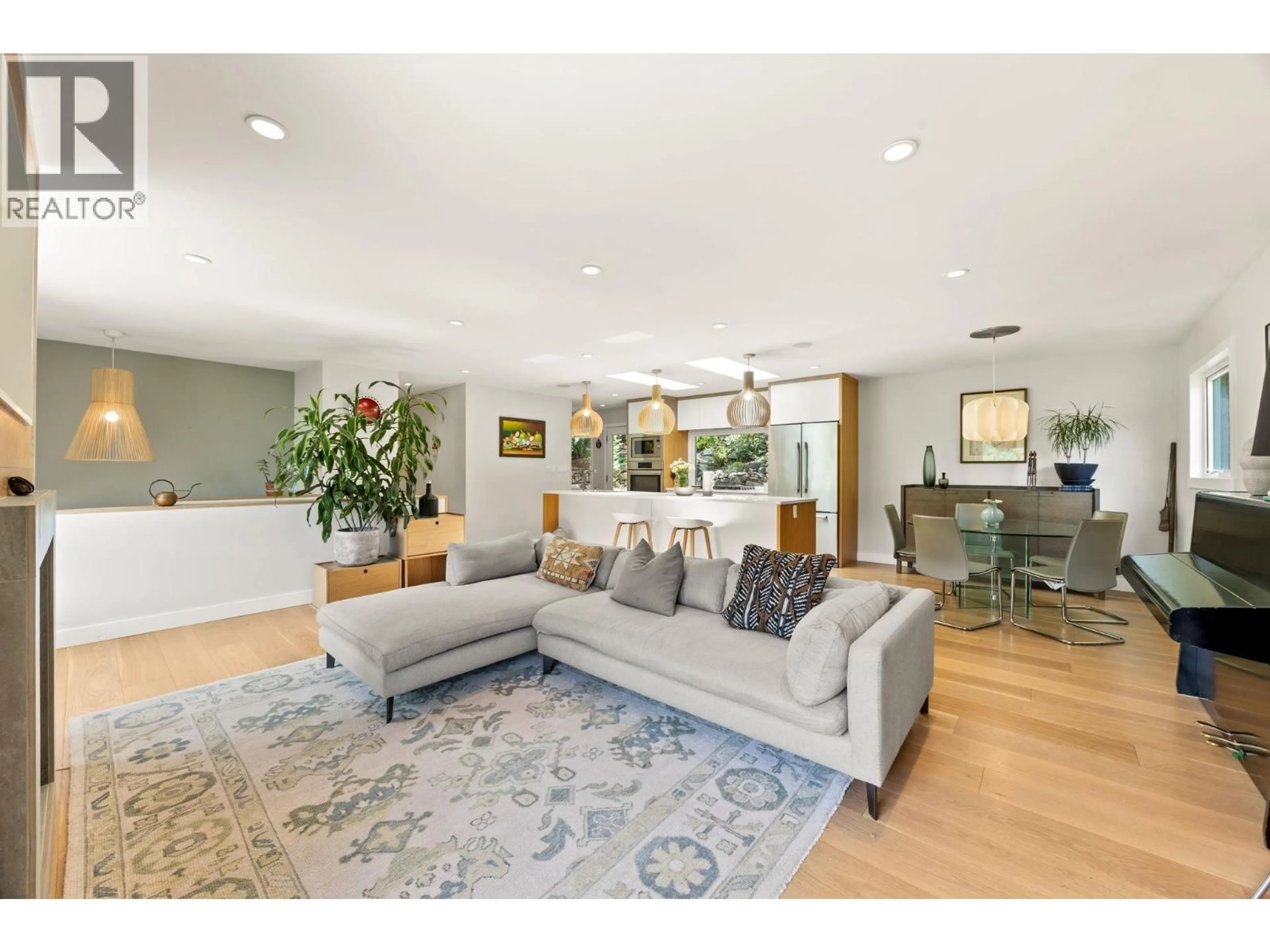 Living room with furniture, unknown for 5566 GALLAGHER PLACE, West Vancouver British Columbia V7W1N9