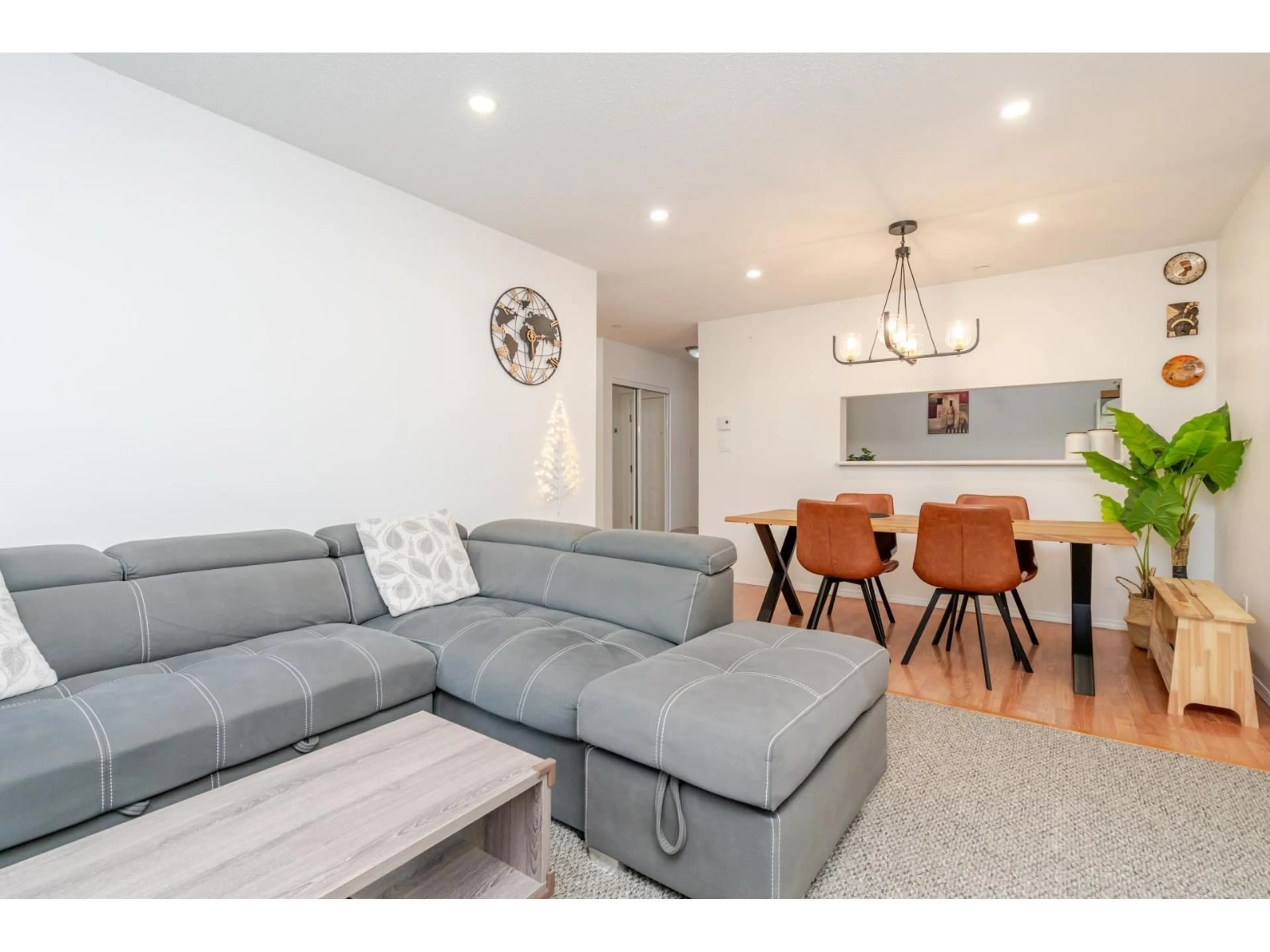 Living room with furniture, wood/laminate floor for 303 - 16137 83 AVENUE, Surrey British Columbia V4N0N1