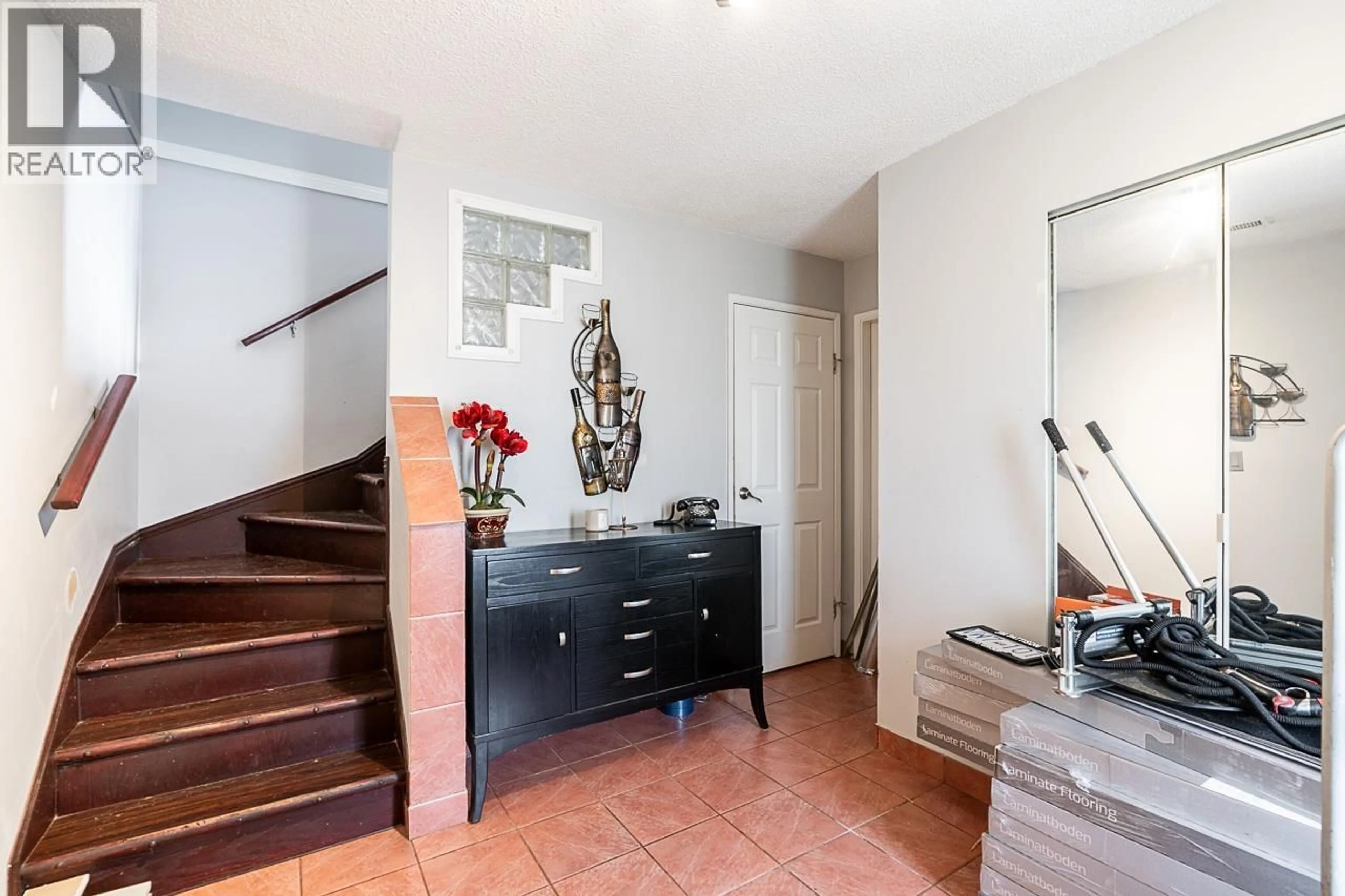 Indoor entryway for 1868 COQUITLAM AVENUE, Port Coquitlam British Columbia V3B1H7