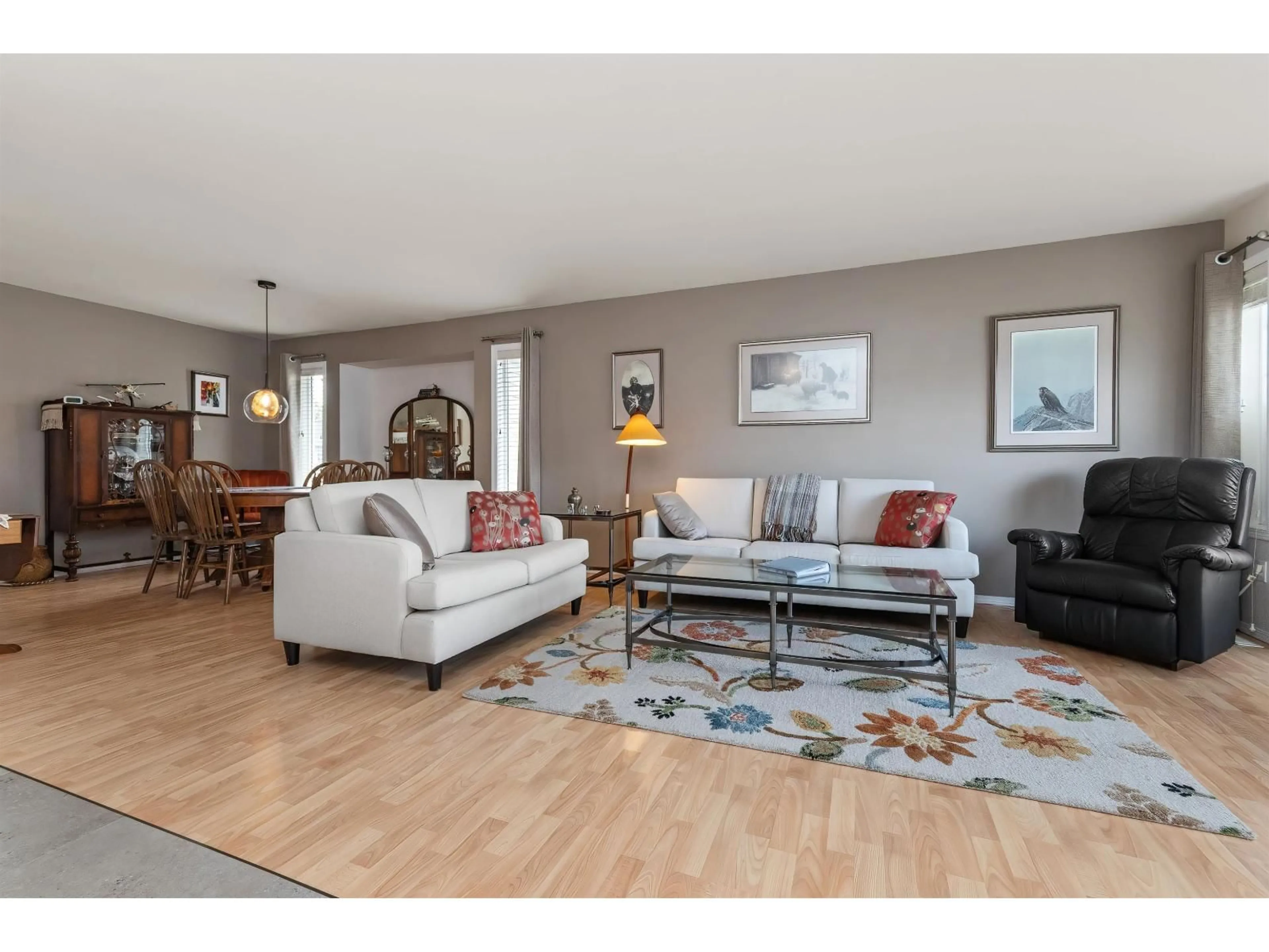 Living room with furniture, wood/laminate floor for 44 - 46485 AIRPORT ROAD, Chilliwack British Columbia V2P7Y1