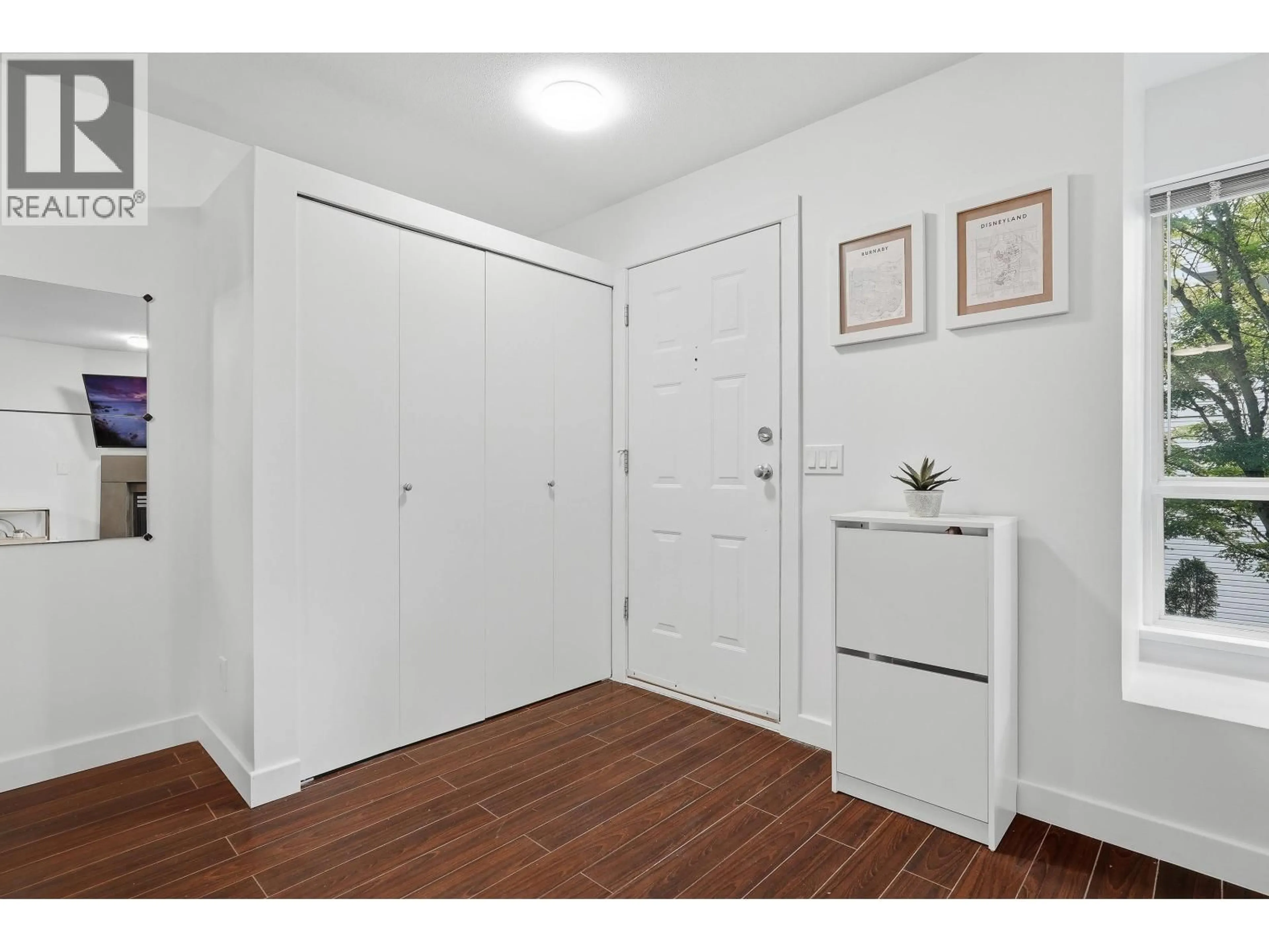 Indoor entryway for 7327 MAGNOLIA TERRACE, Burnaby British Columbia V5E4M3
