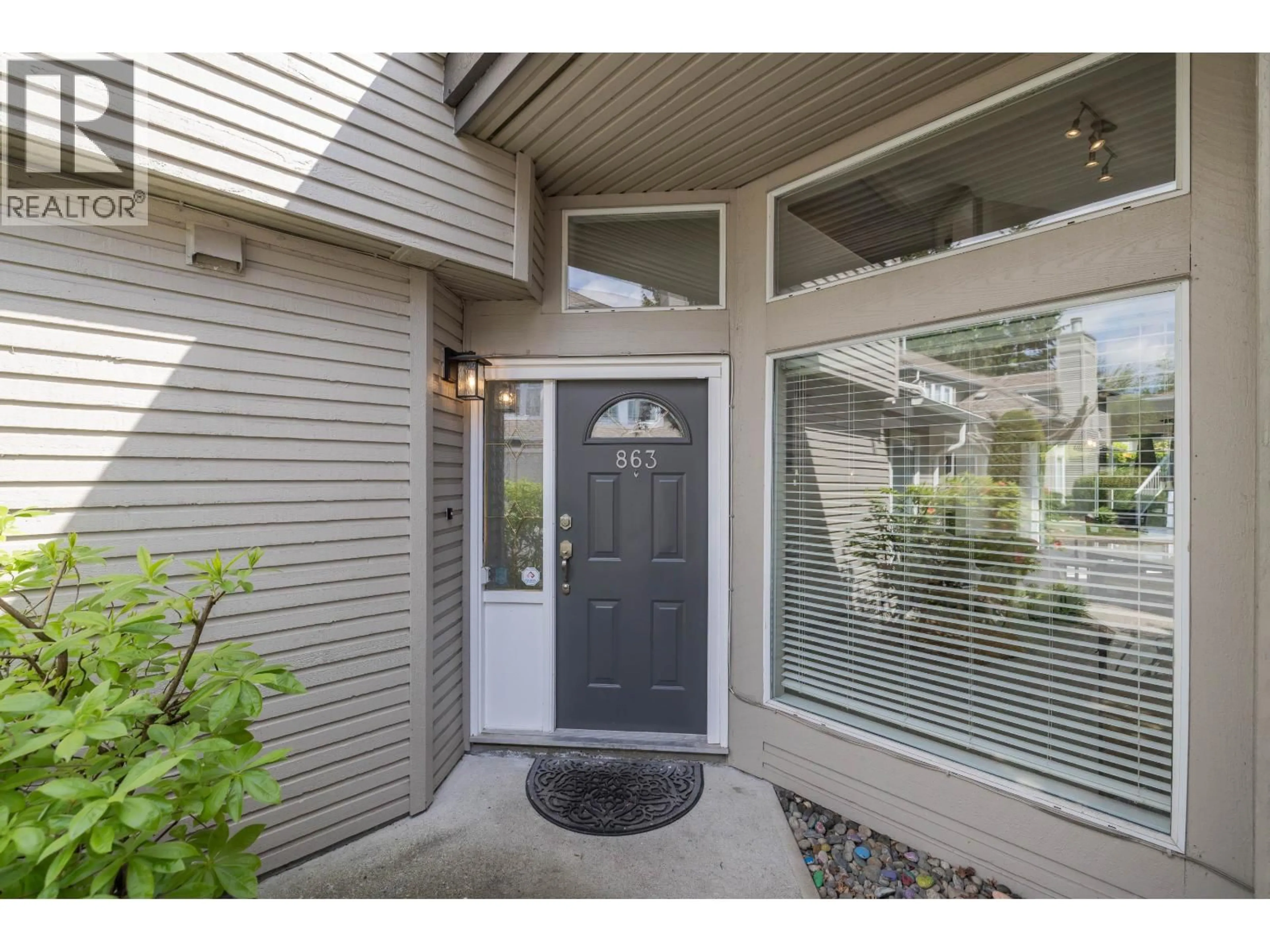 Indoor entryway for 863 ROCHE POINT DRIVE, North Vancouver British Columbia V7H2W5