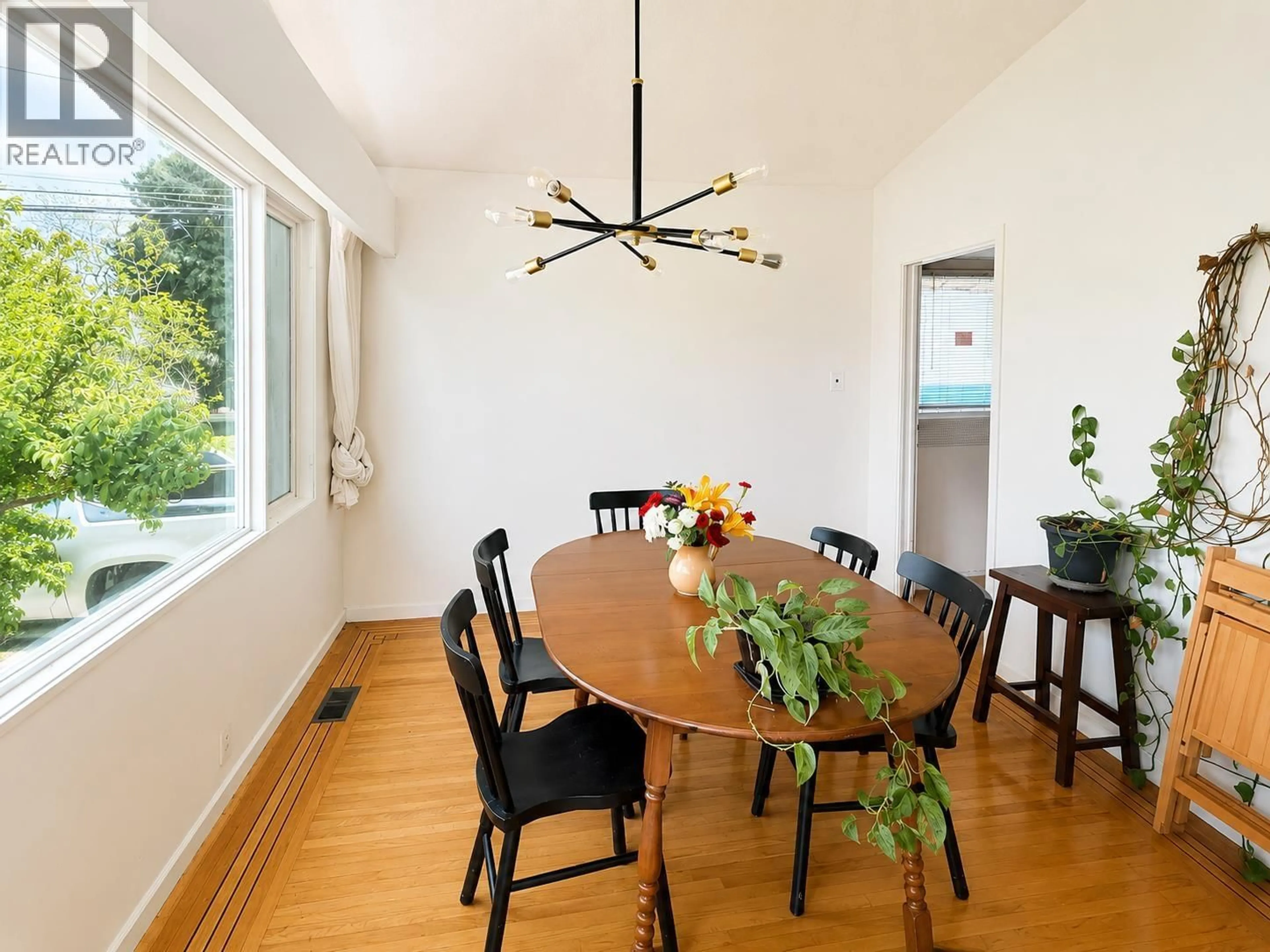 Dining room, wood/laminate floor for 5006 FULWELL STREET, Burnaby British Columbia V5G1P2
