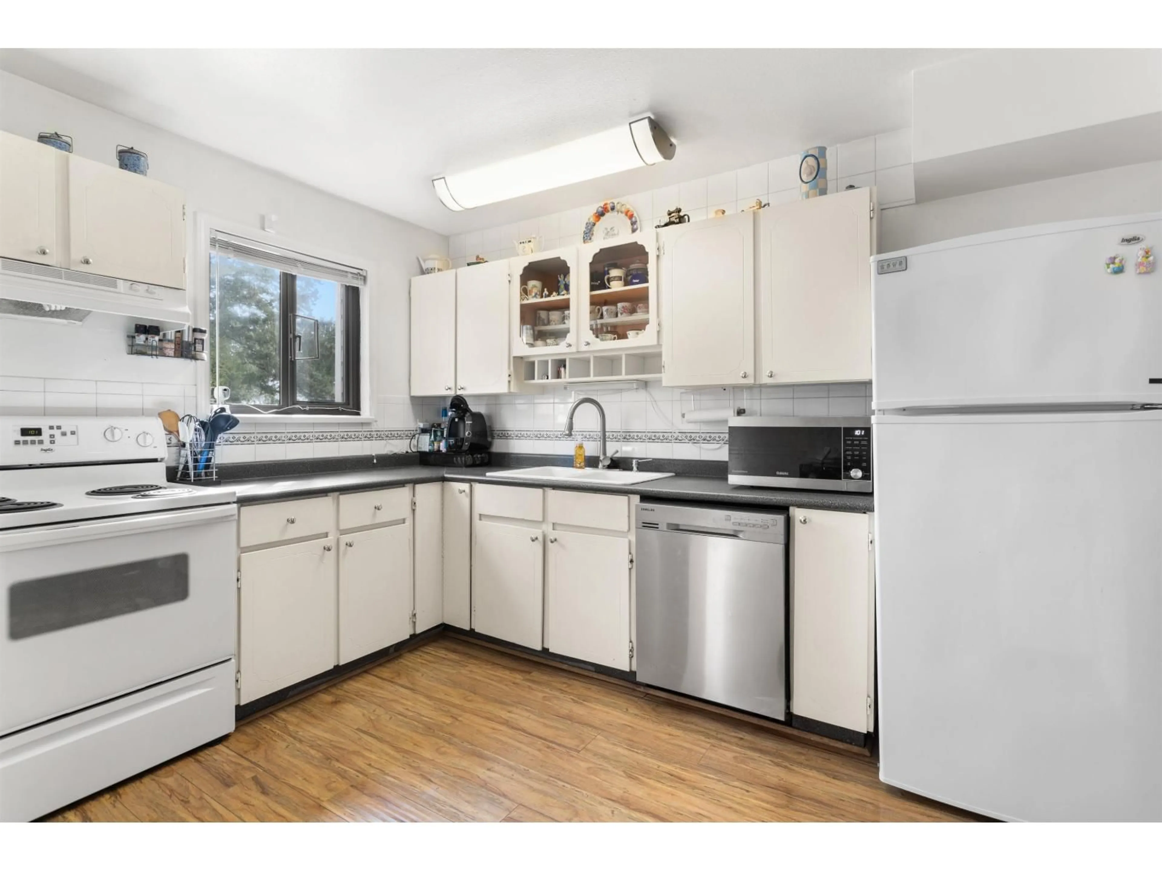 Standard kitchen, unknown for 45 - 6633 138 STREET, Surrey British Columbia V3W5G7