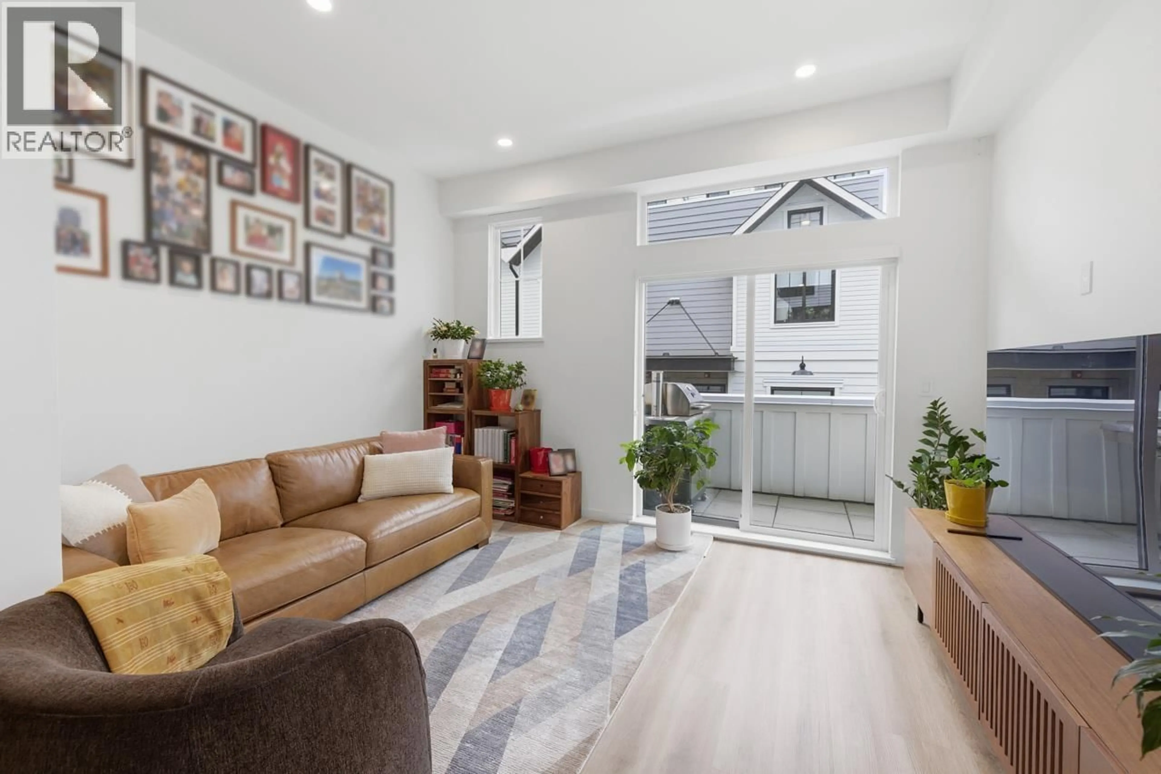 Living room with furniture, unknown for 13 - 237 RIDGEWAY AVENUE, North Vancouver British Columbia V7L0H6