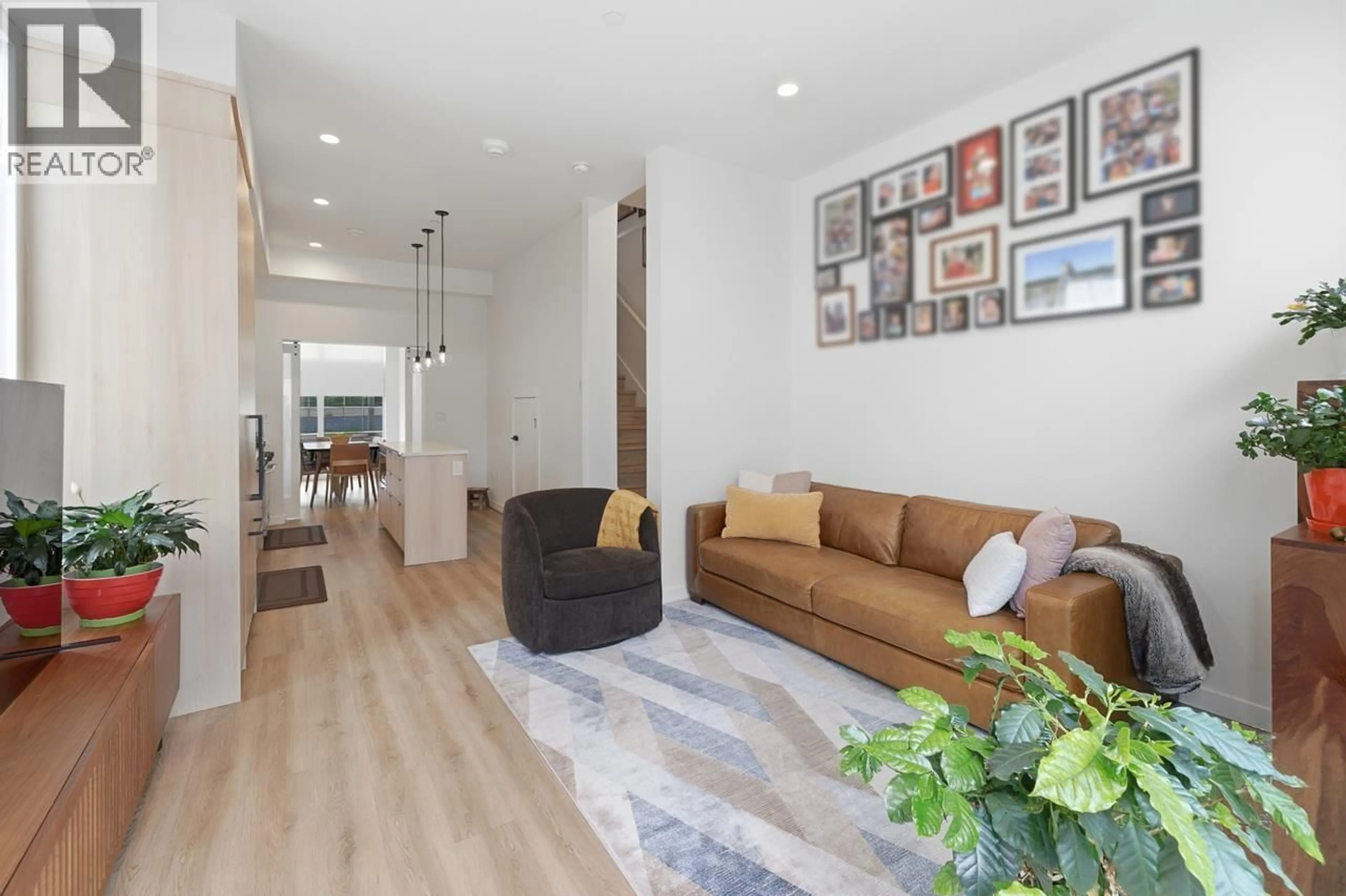 Living room with furniture, unknown for 13 - 237 RIDGEWAY AVENUE, North Vancouver British Columbia V7L0H6