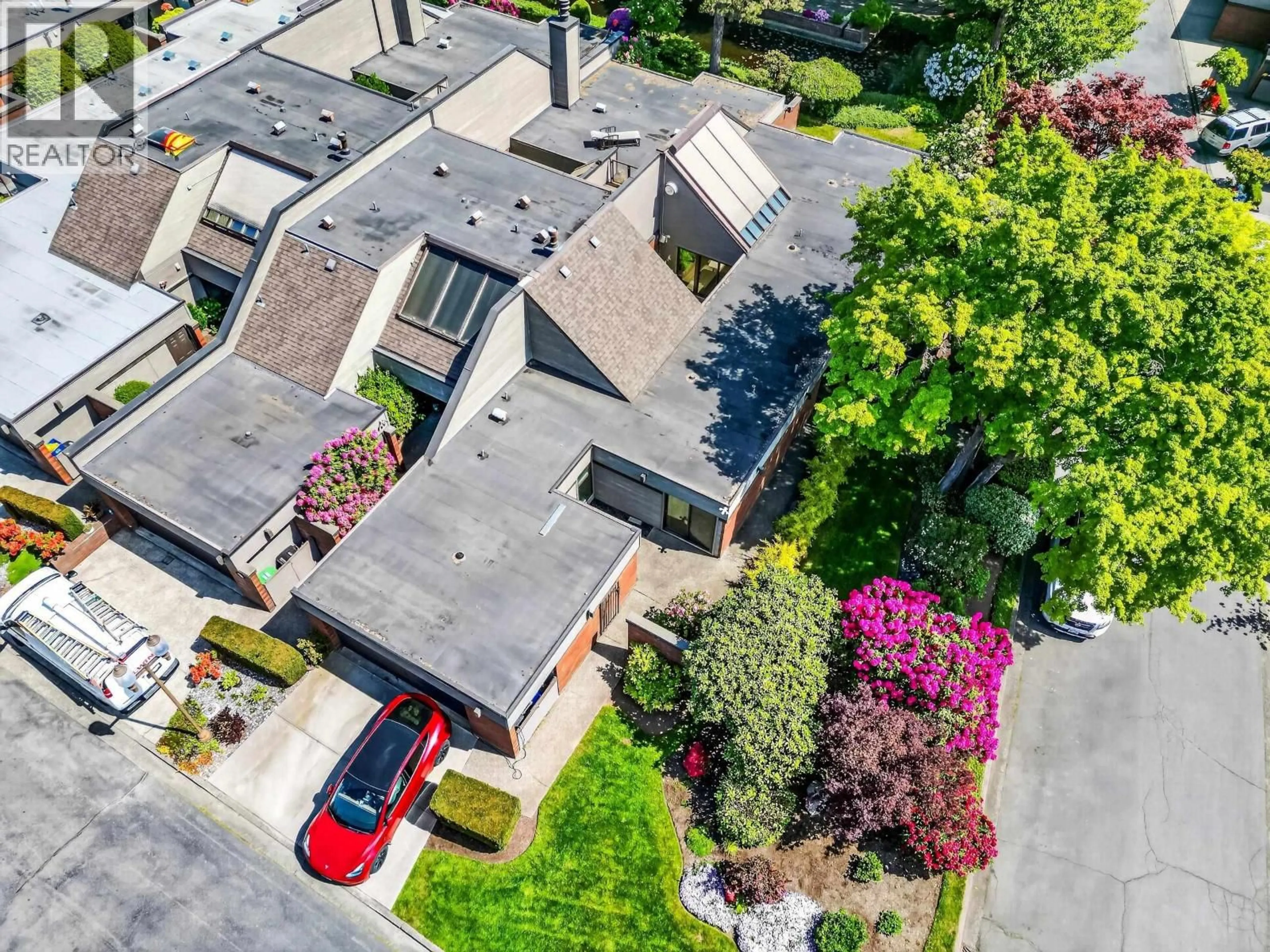 A pic from outside/outdoor area/front of a property/back of a property/a pic from drone, street for 423 GREENSBORO PLACE, Vancouver British Columbia V5X4M6