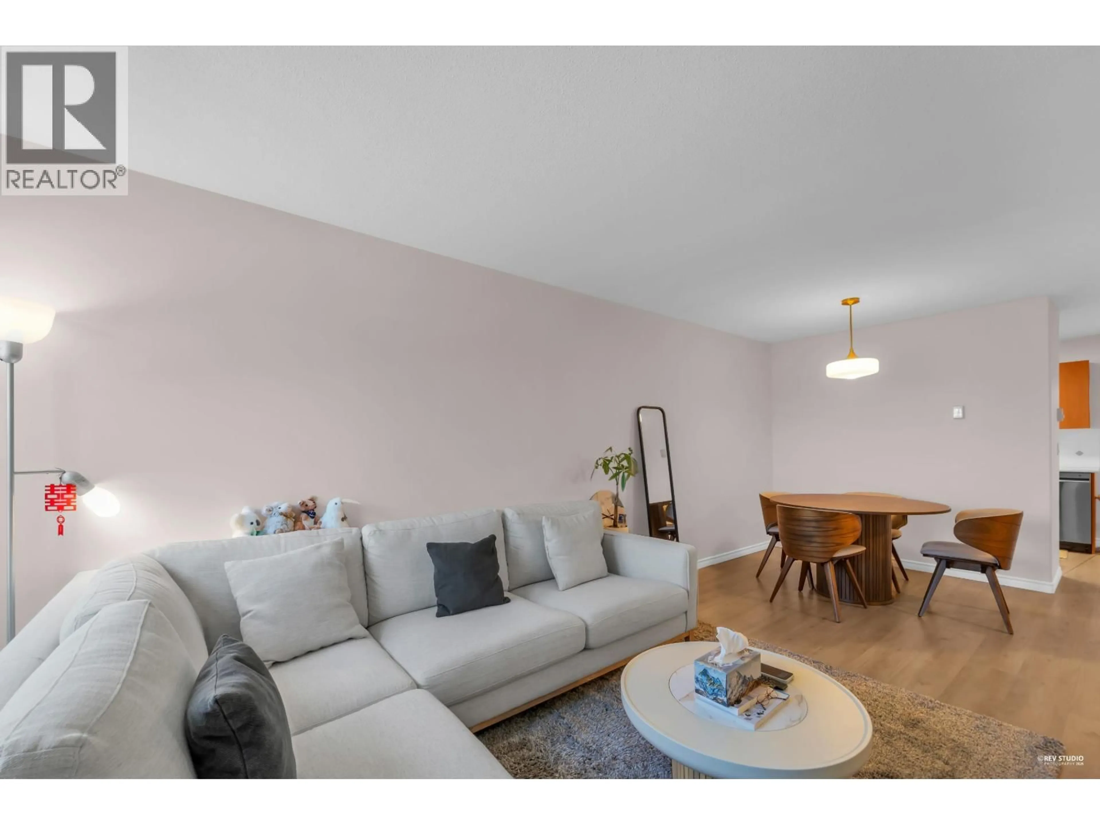 Living room with furniture, wood/laminate floor for 5 - 7360 GILBERT ROAD, Richmond British Columbia V7C3W2
