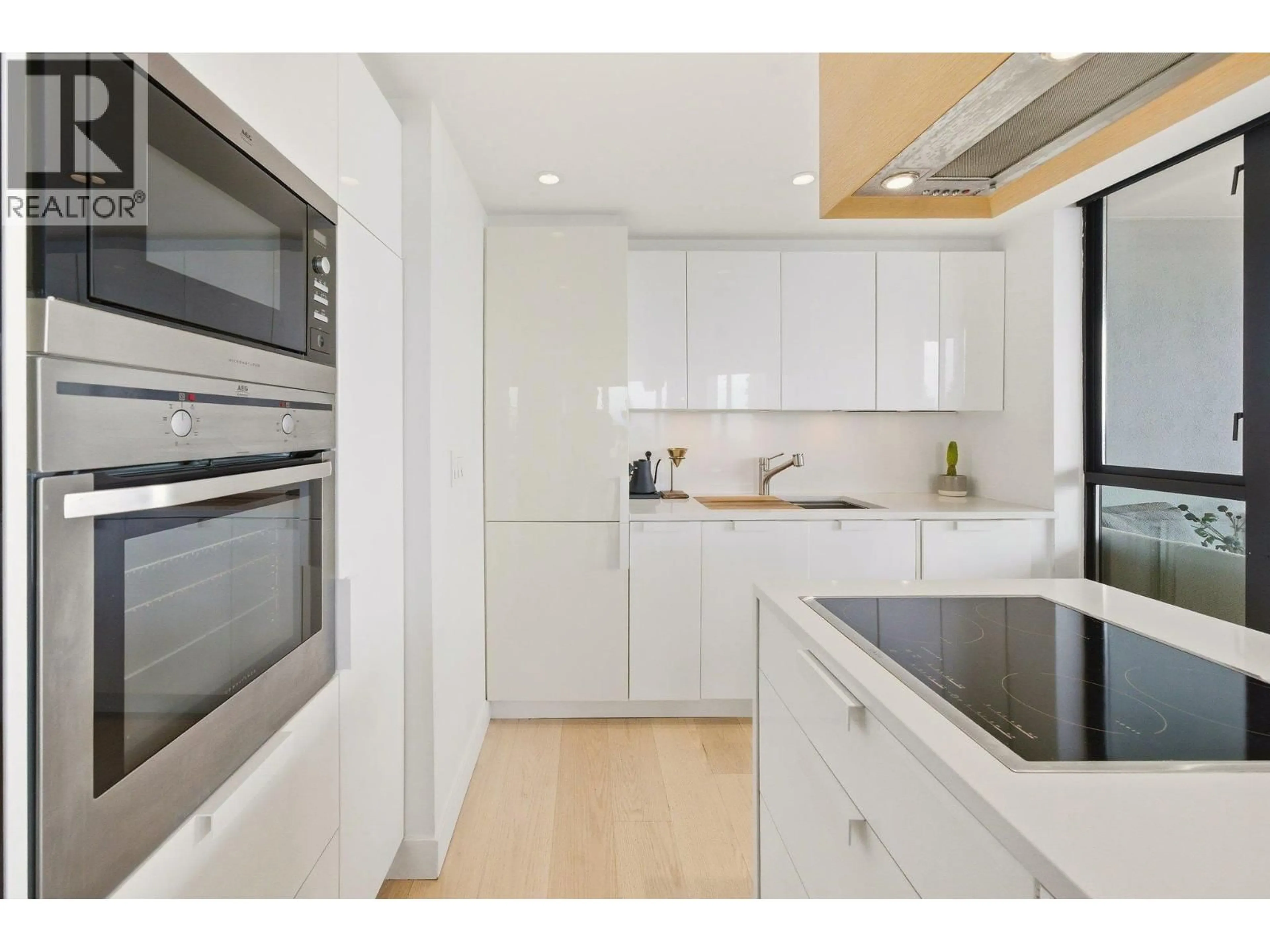 Contemporary kitchen, wood/laminate floor for 1702 - 120 2ND STREET, North Vancouver British Columbia V7M1C3