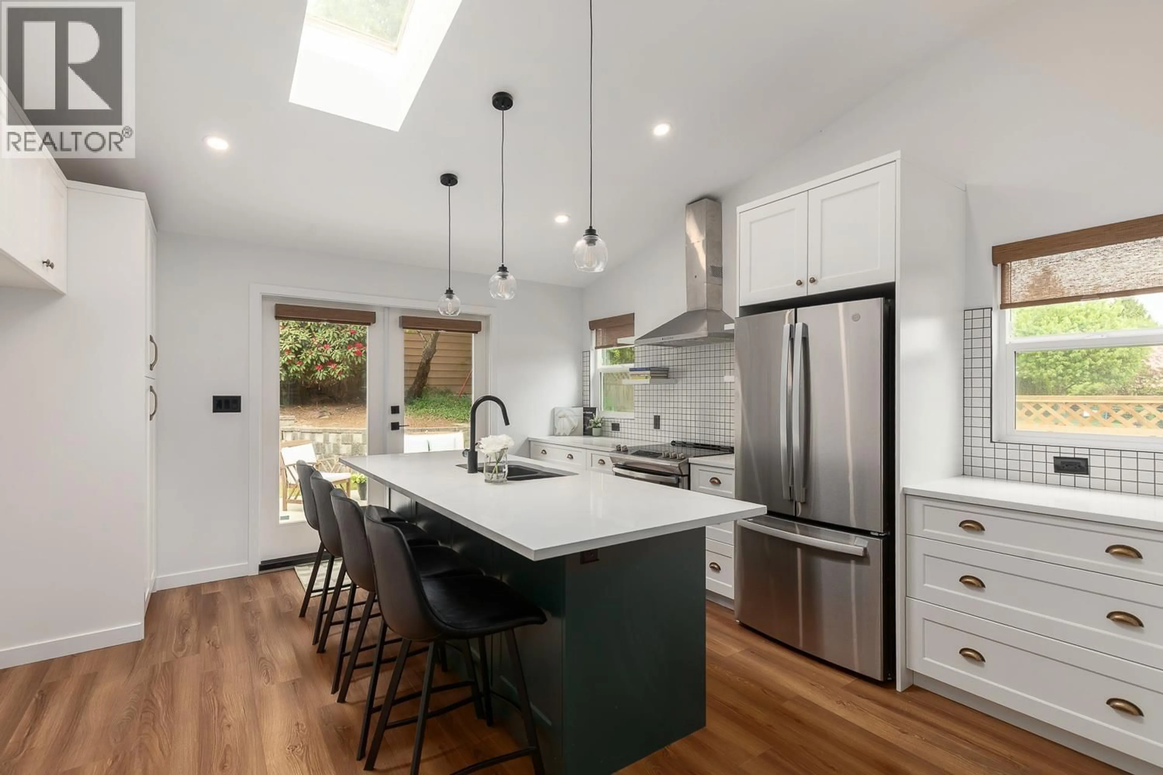 Contemporary kitchen, unknown for 8029 WESTLAKE STREET, Burnaby British Columbia V5A2A9