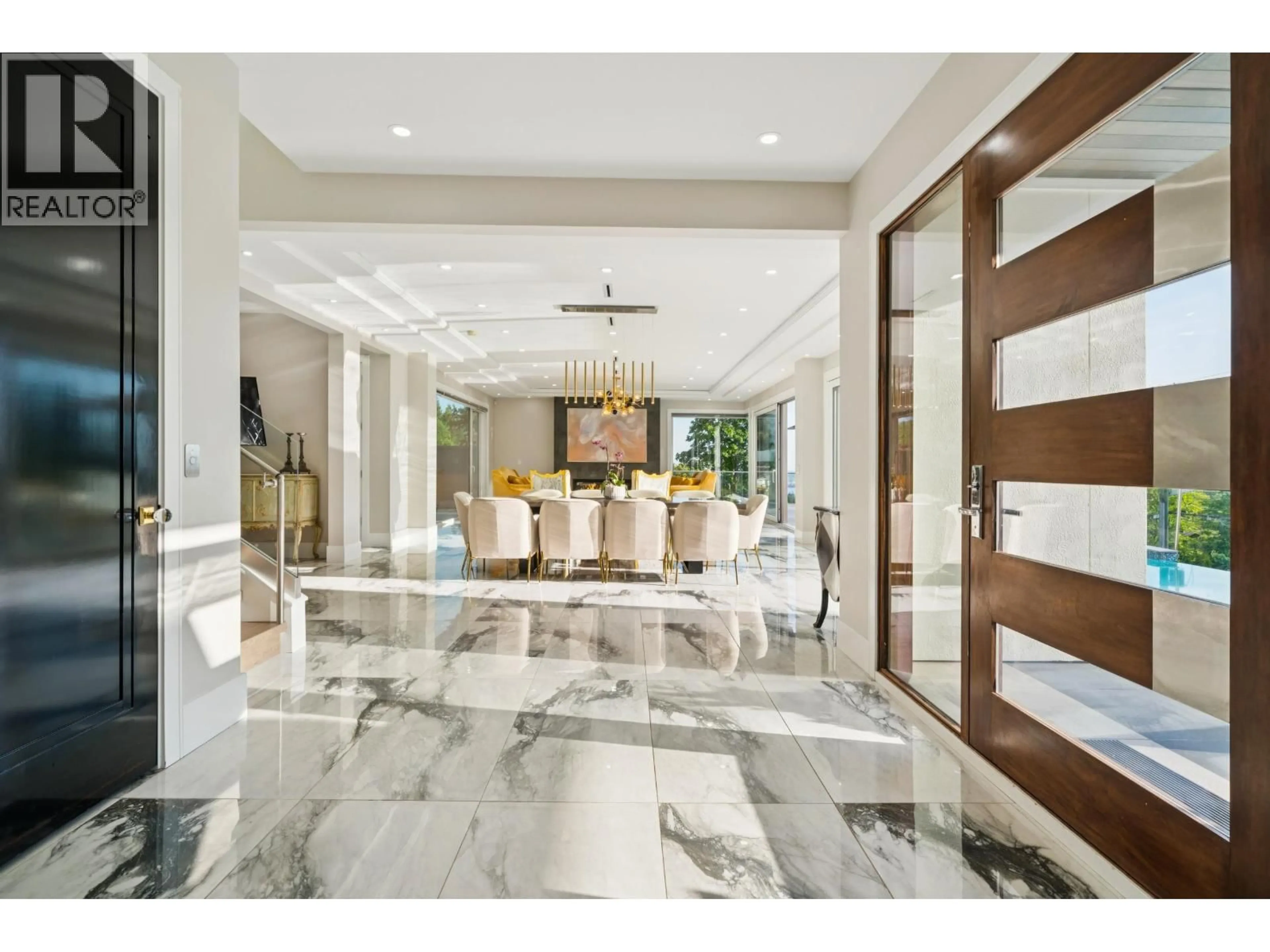 Indoor foyer for 3980 NORWOOD AVENUE, North Vancouver British Columbia V7N3R3