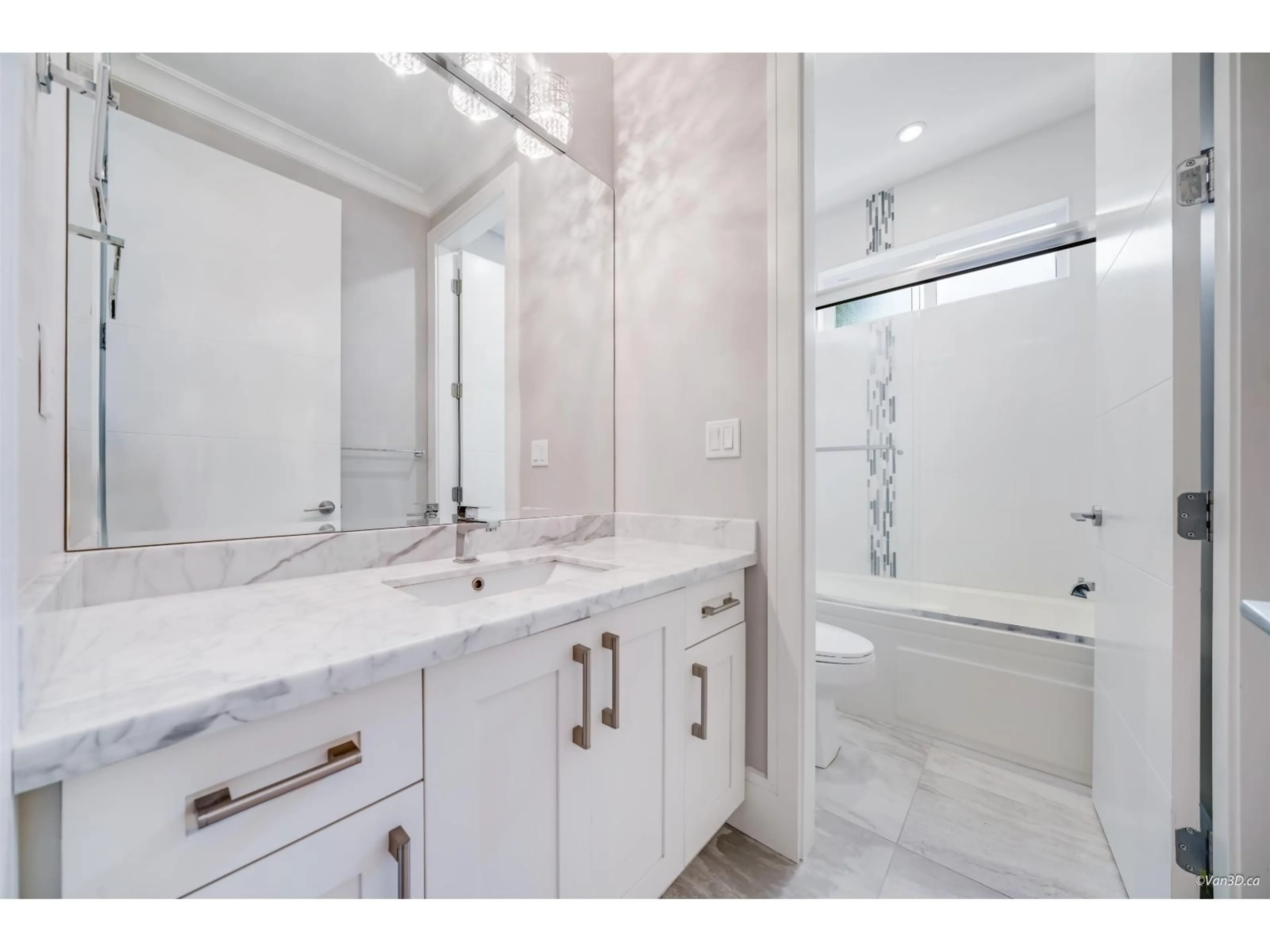 Standard bathroom, ceramic/tile floor for 15764 BUENA VISTA AVENUE, White Rock British Columbia V4B2A1