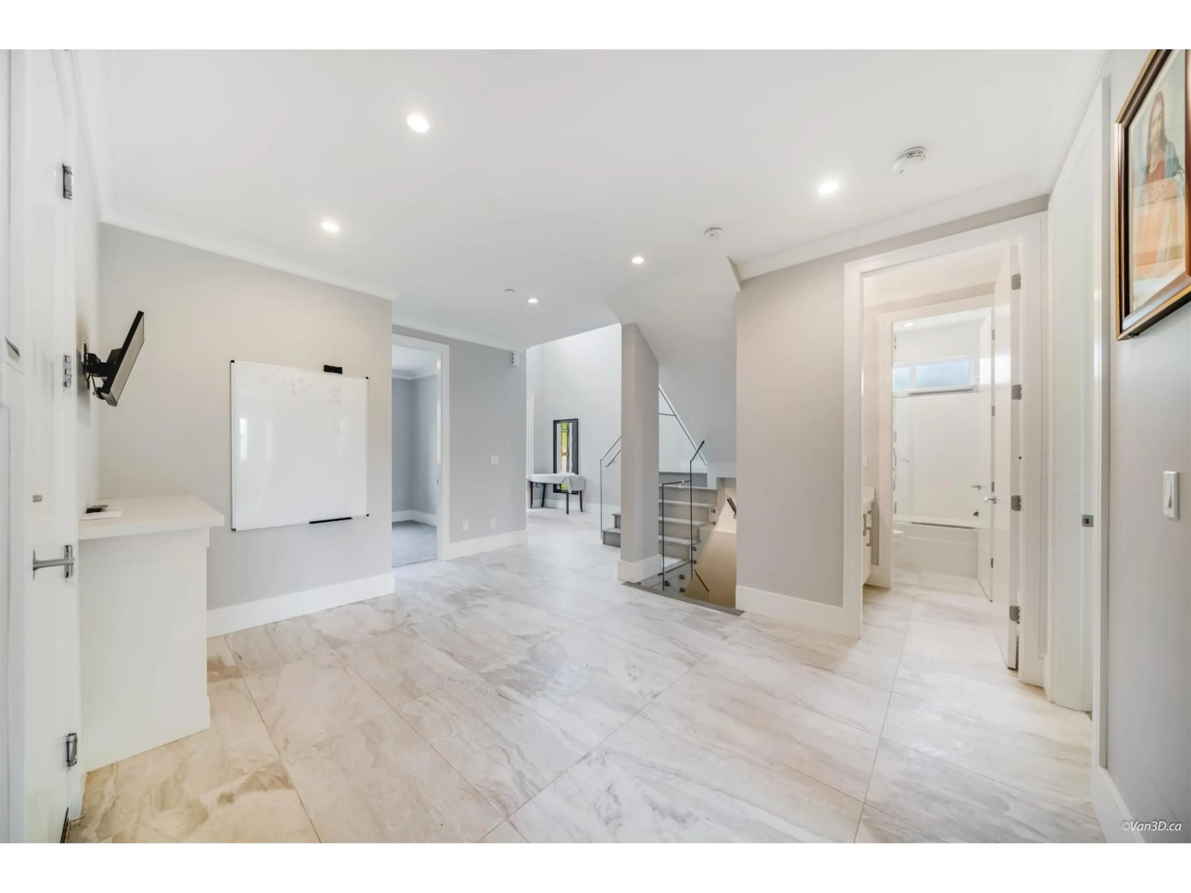 Indoor foyer for 15764 BUENA VISTA AVENUE, White Rock British Columbia V4B2A1