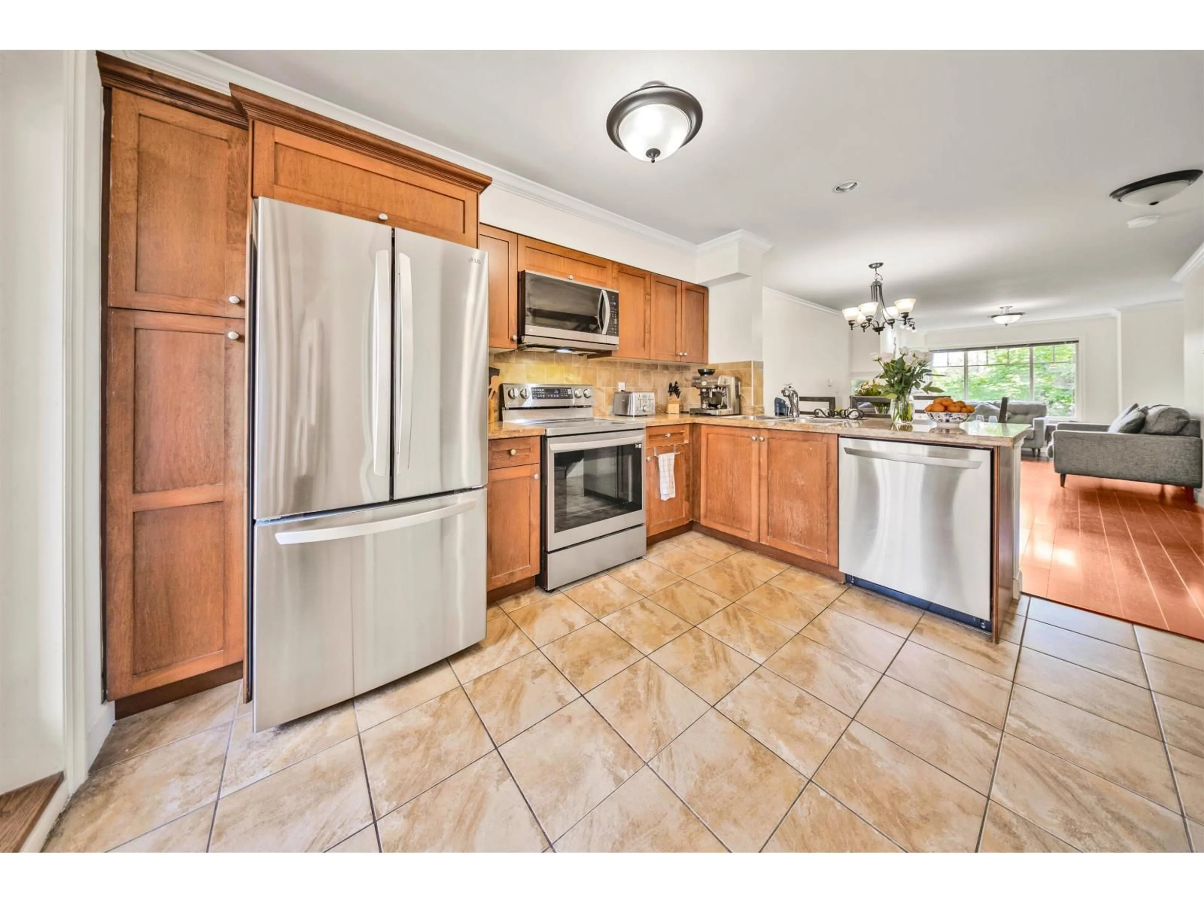 Open concept kitchen, ceramic/tile floor for 22 - 6238 192 STREET, Surrey British Columbia V3S0S2
