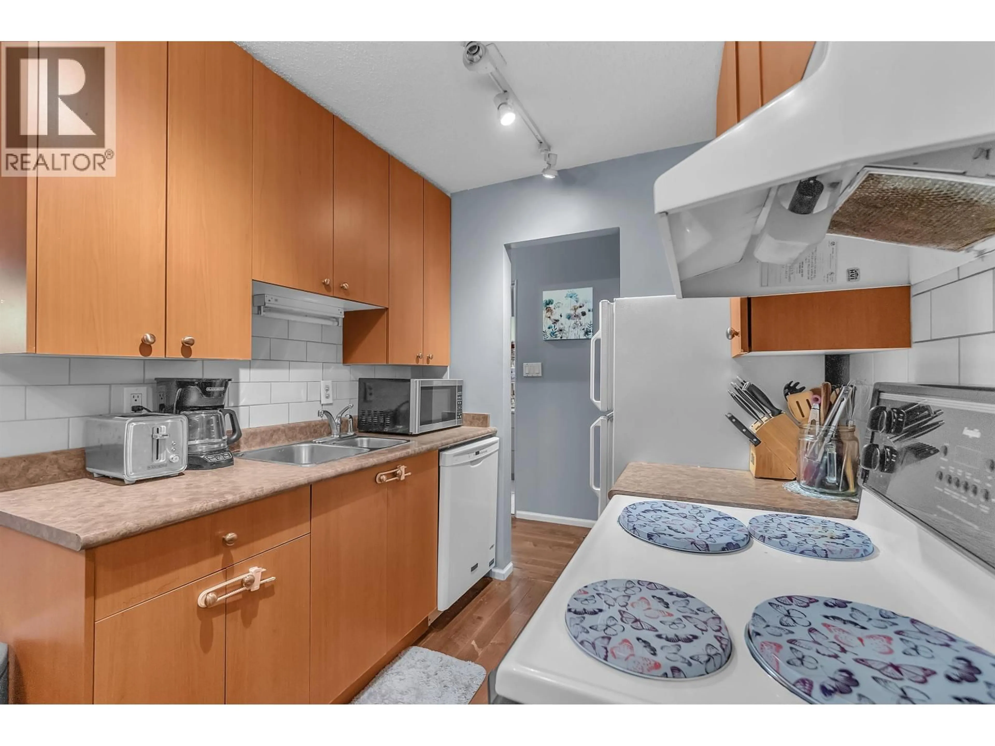 Standard kitchen, unknown for 107 - 170 3RD STREET, North Vancouver British Columbia V7L1E6