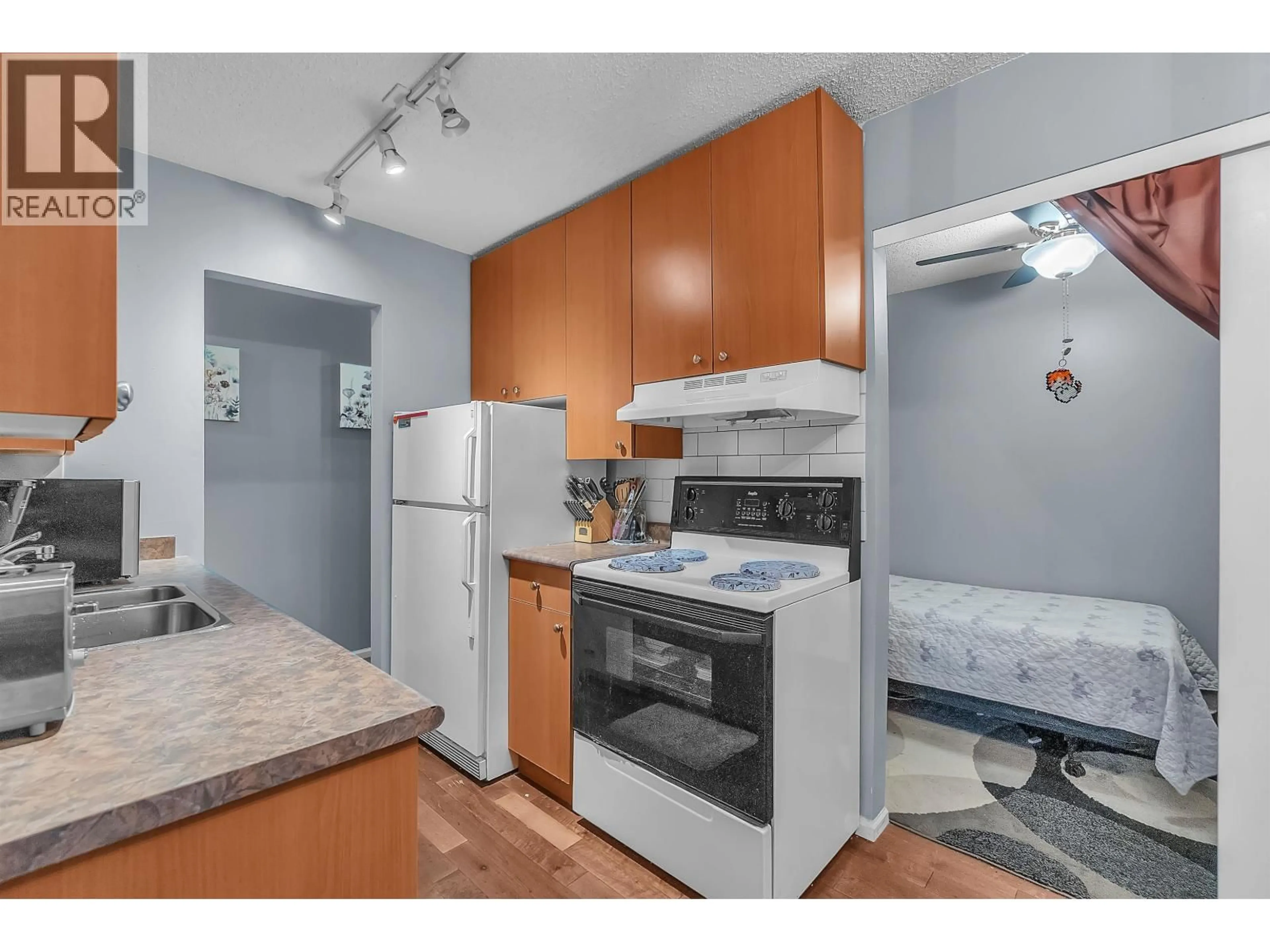 Standard kitchen, unknown for 107 - 170 3RD STREET, North Vancouver British Columbia V7L1E6