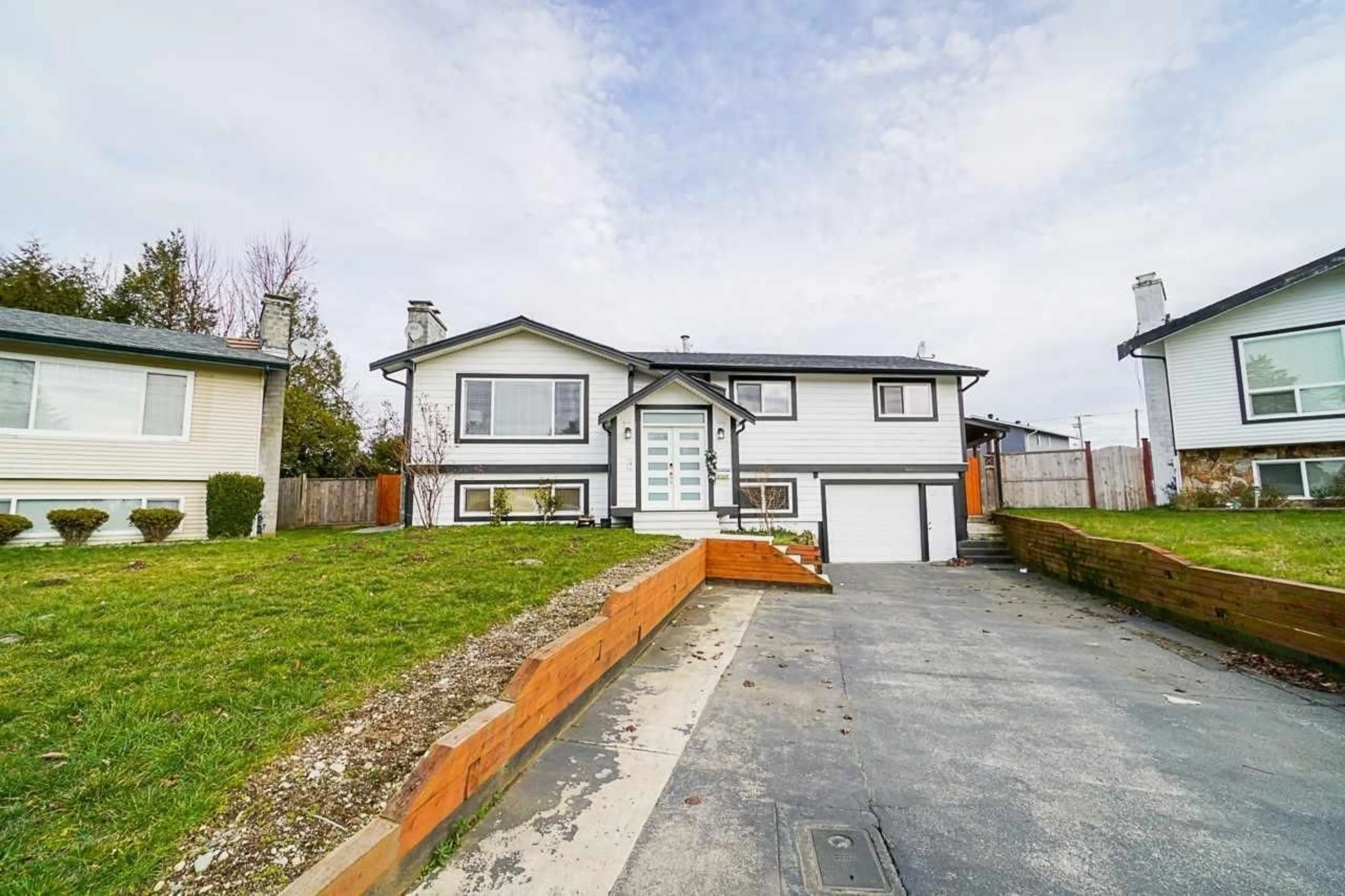 A pic from outside/outdoor area/front of a property/back of a property/a pic from drone, street for 3174 ROYAL COURT, Abbotsford British Columbia V2T4J6