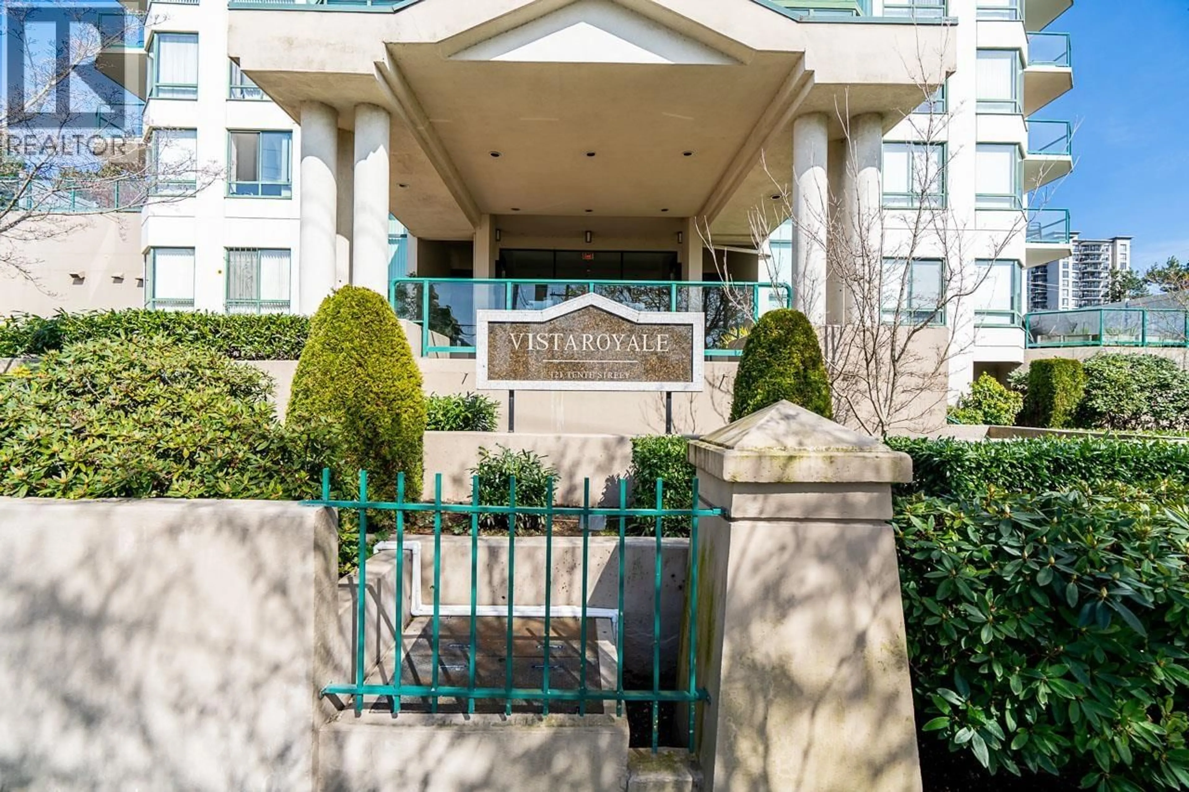 Indoor foyer for 401 - 121 TENTH STREET, New Westminster British Columbia V3M3X7