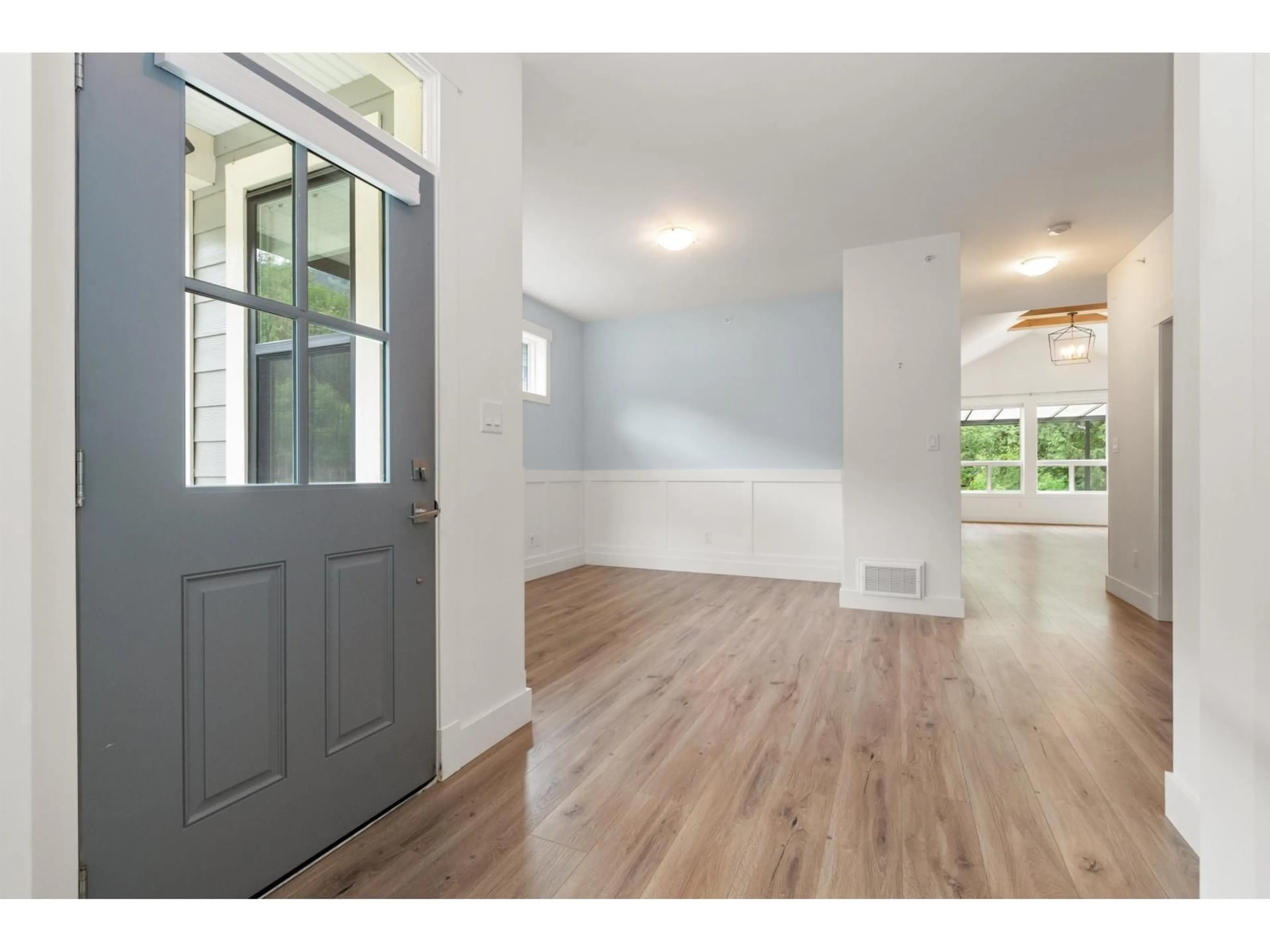 Indoor entryway for 61 - 1885 COLUMBIA VALLEY ROAD, Lindell Beach British Columbia V2R1J8