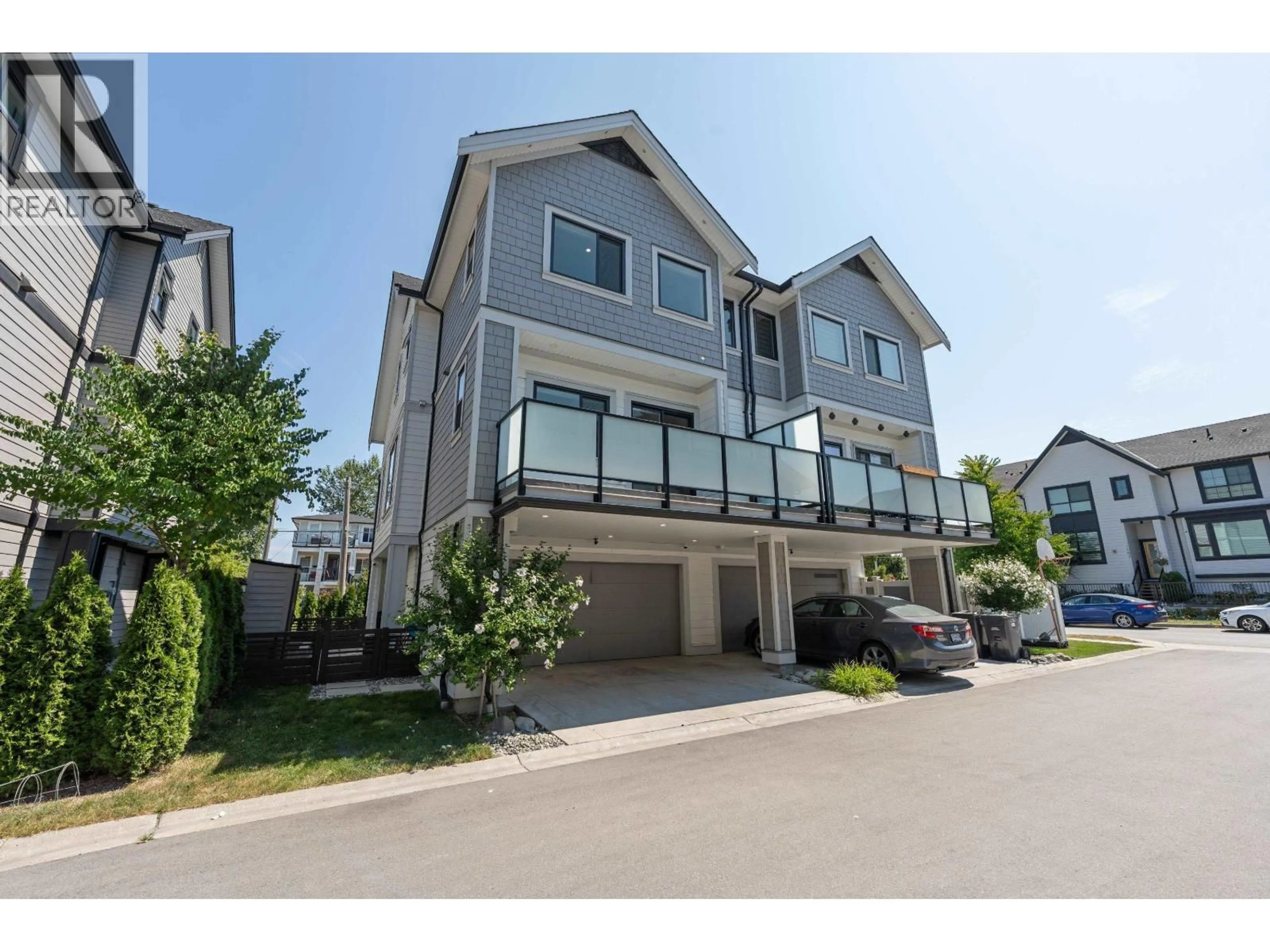 A pic from outside/outdoor area/front of a property/back of a property/a pic from drone, street for 108 JARDINE STREET, New Westminster British Columbia V3M0M4