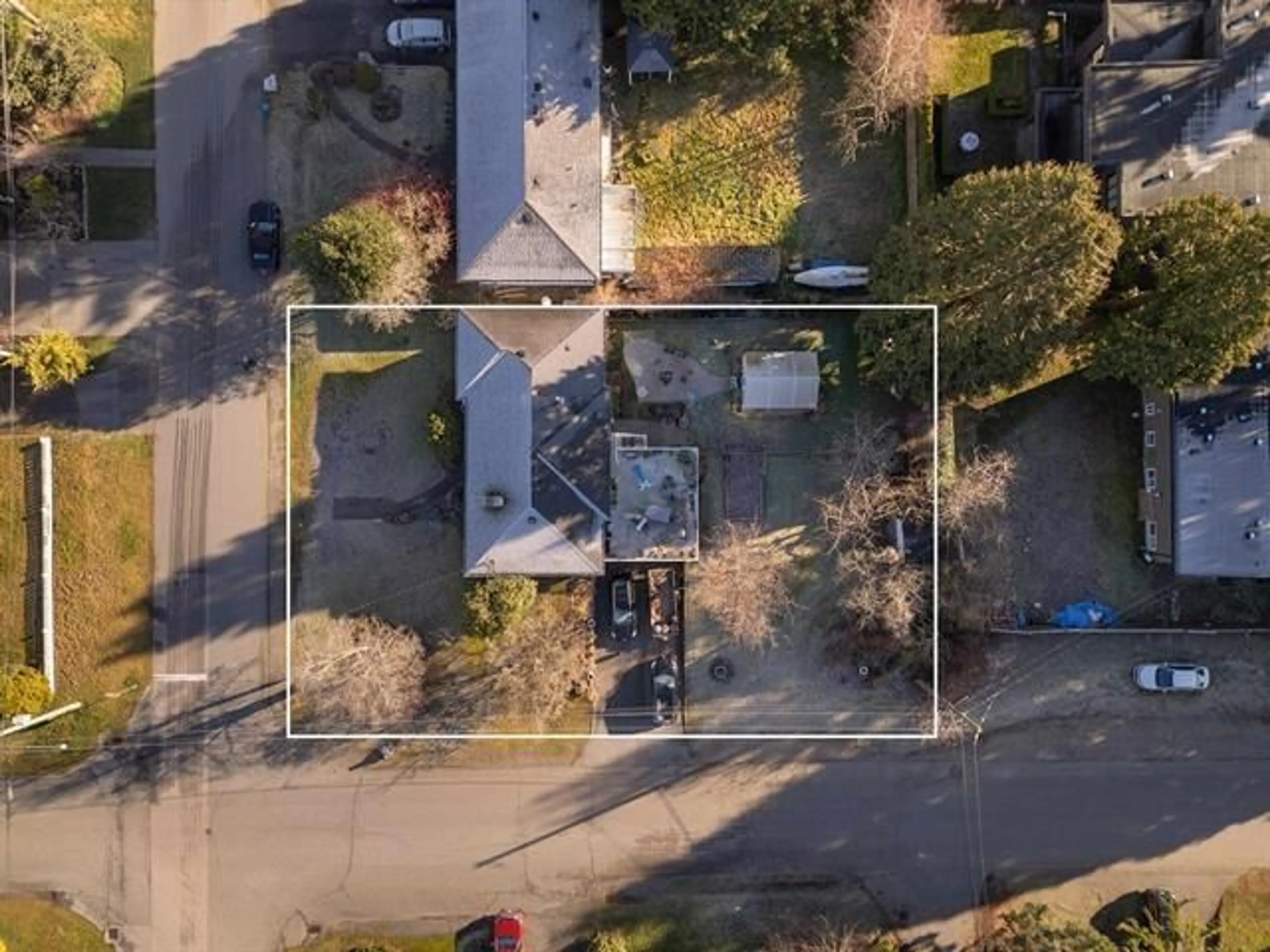 A pic from outside/outdoor area/front of a property/back of a property/a pic from drone, street for 13890 BLACKBURN AVENUE, White Rock British Columbia V4B2Z2