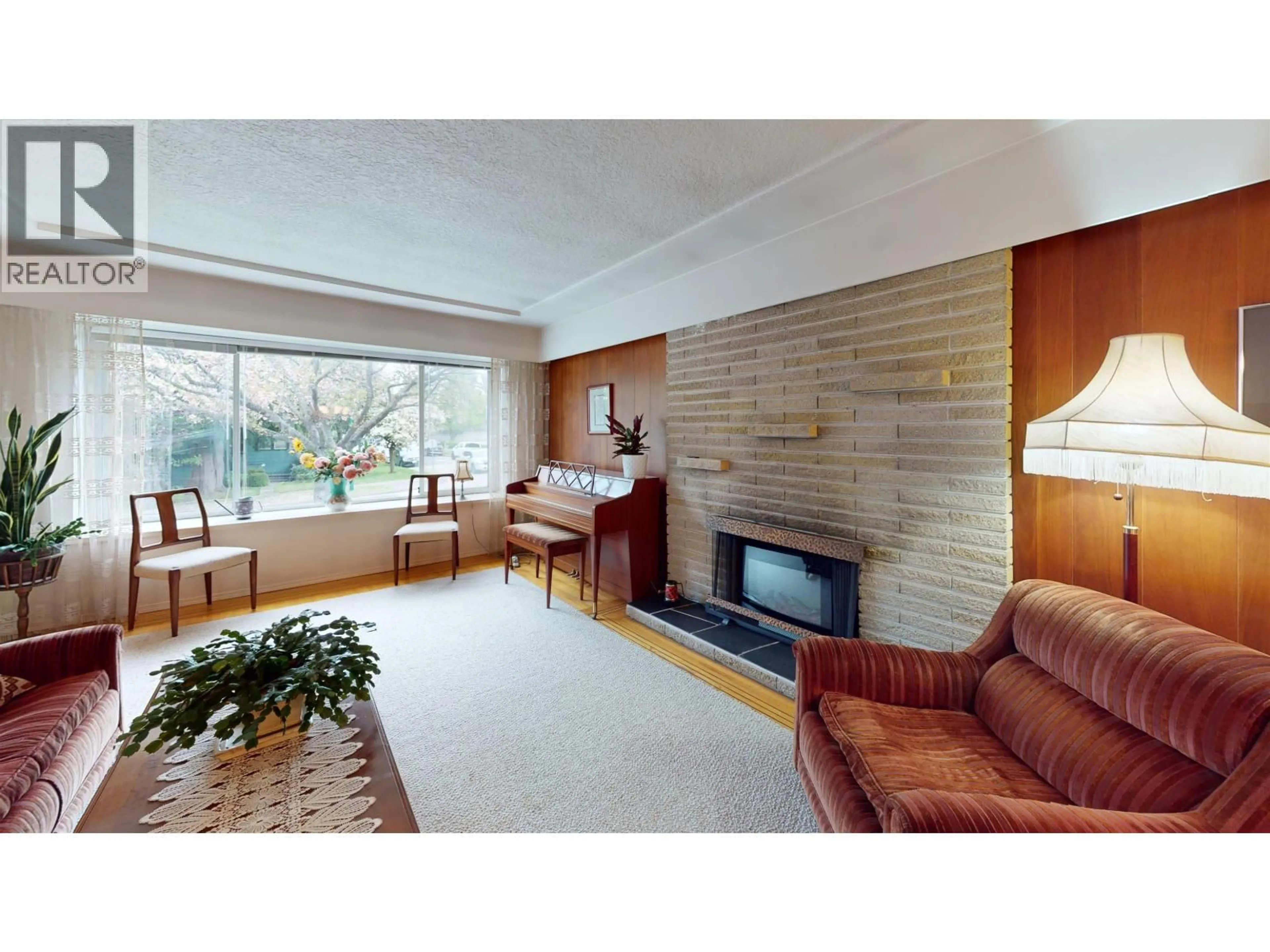 Living room with furniture, wood/laminate floor for 4793 COMMERCIAL STREET, Vancouver British Columbia V5N4G8