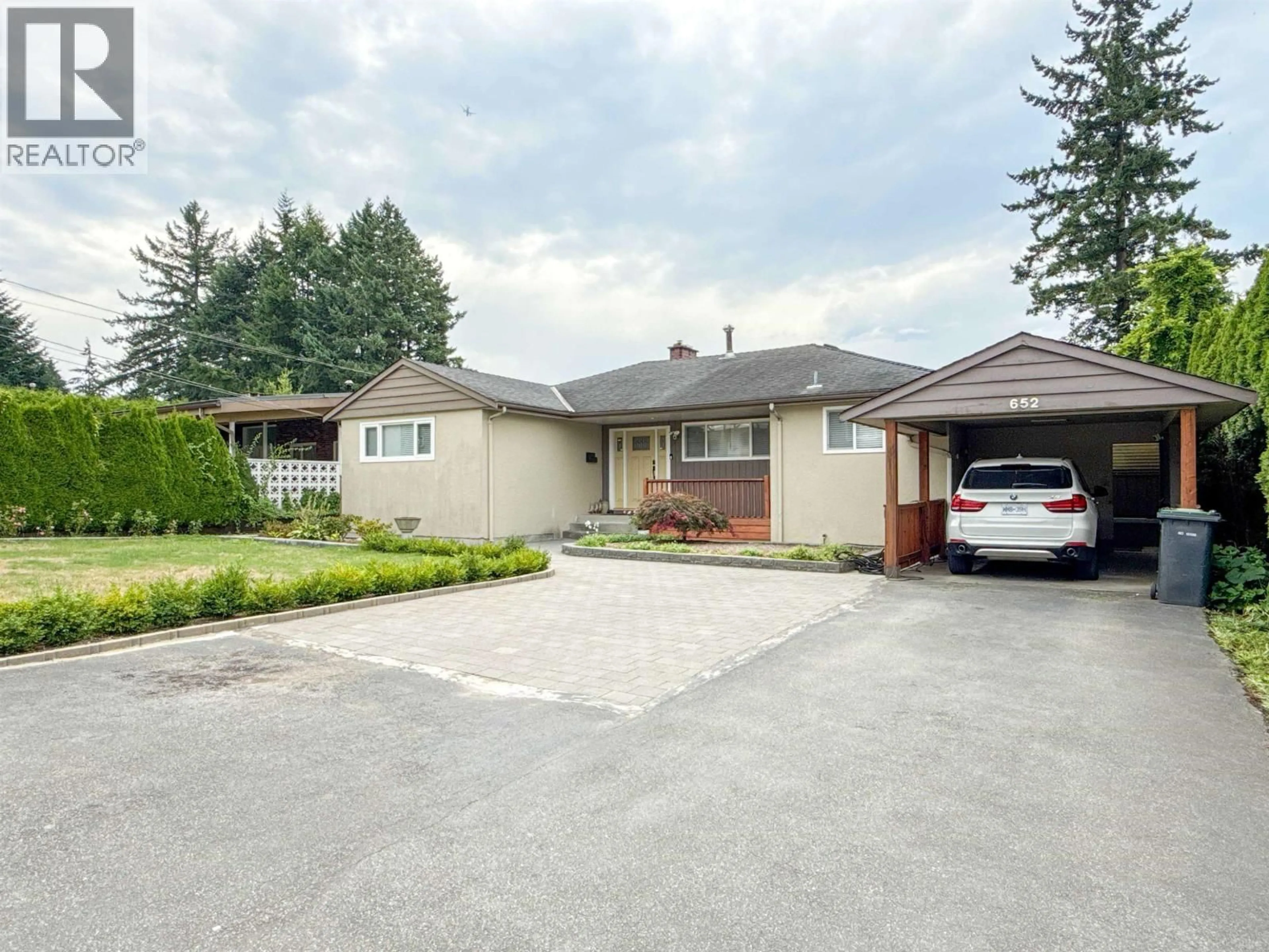 A pic from outside/outdoor area/front of a property/back of a property/a pic from drone, street for 652 SHAW AVENUE, Coquitlam British Columbia V3K2R6