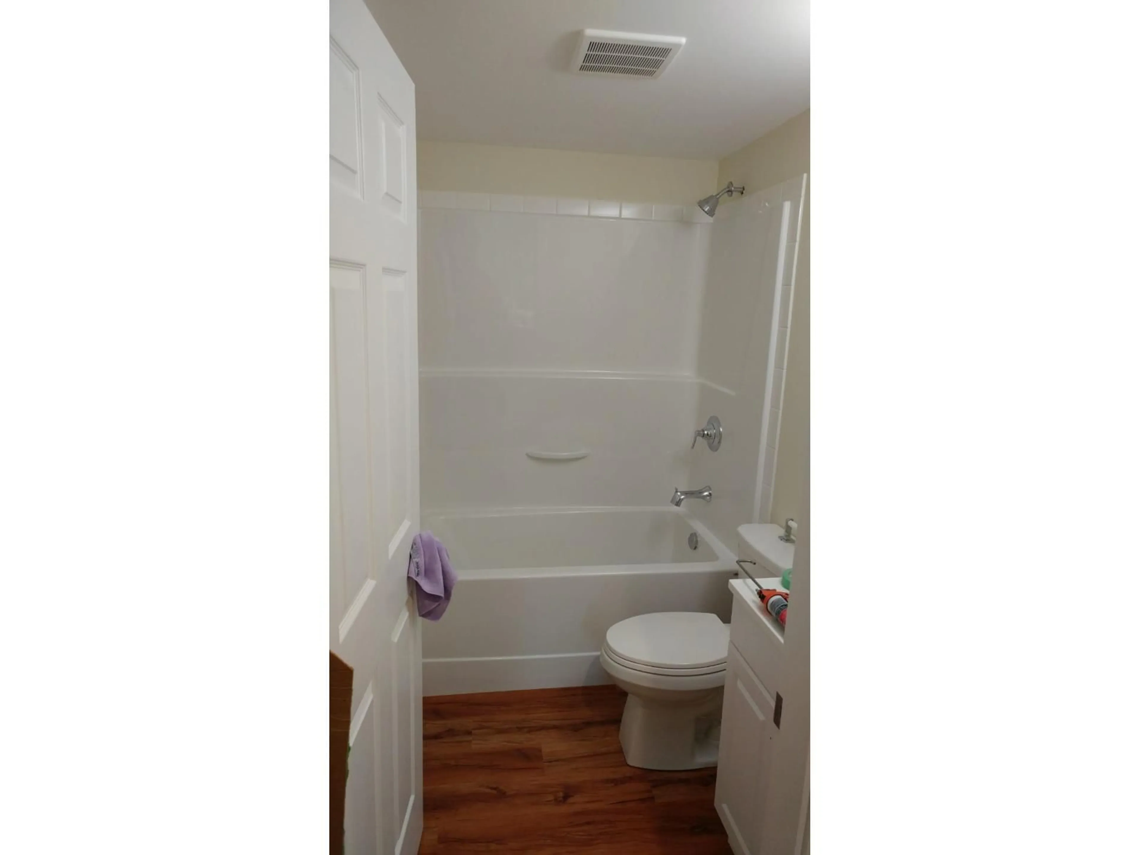 Standard bathroom, unknown for 10223 124 STREET, Surrey British Columbia V3V4T4