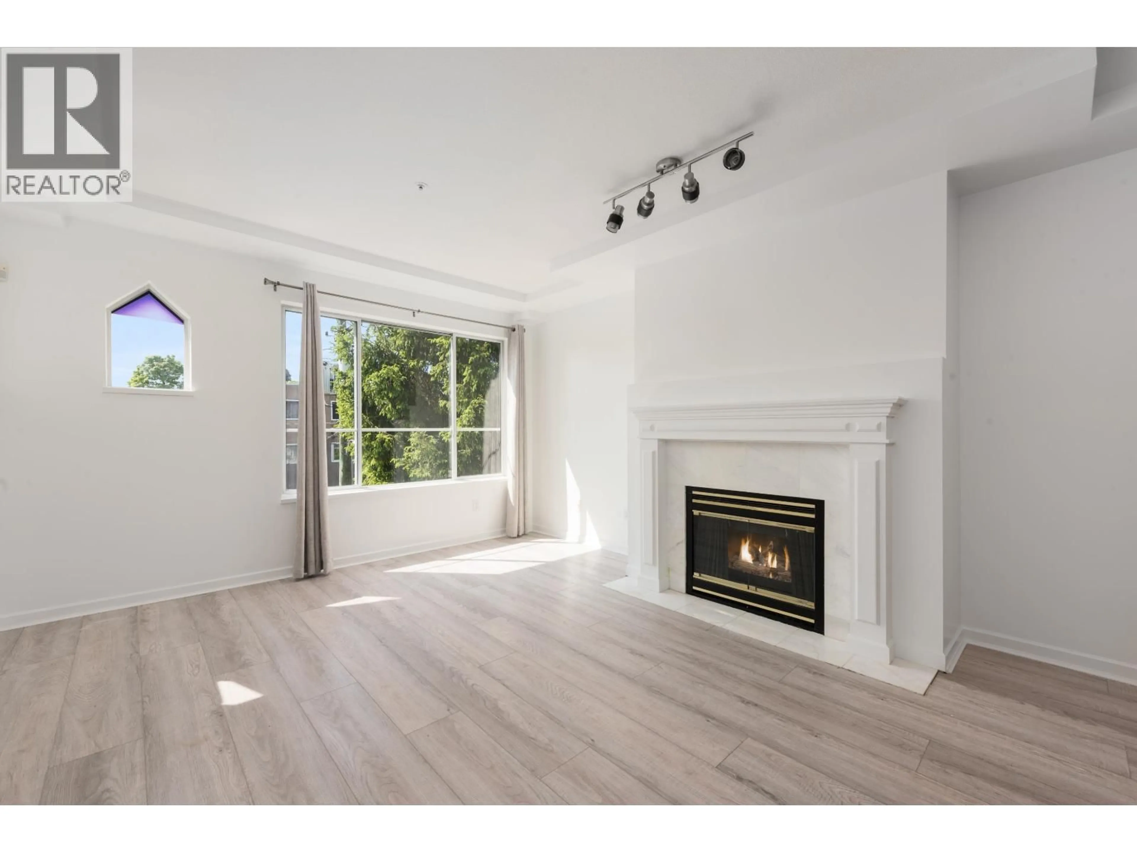 Unknown for 304 - 6475 CHESTER STREET, Vancouver British Columbia V5W4B7