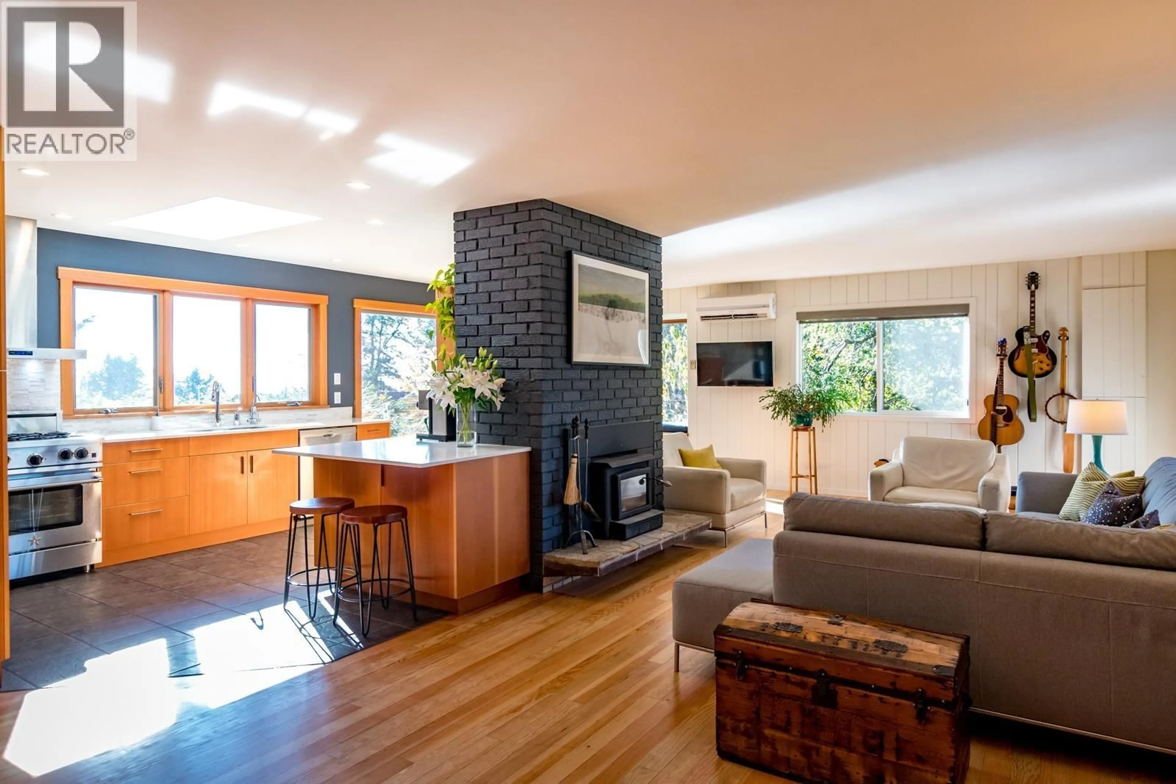 Living room with furniture, unknown for 5201 HAVIES ROAD, Sechelt British Columbia V7Z0B9
