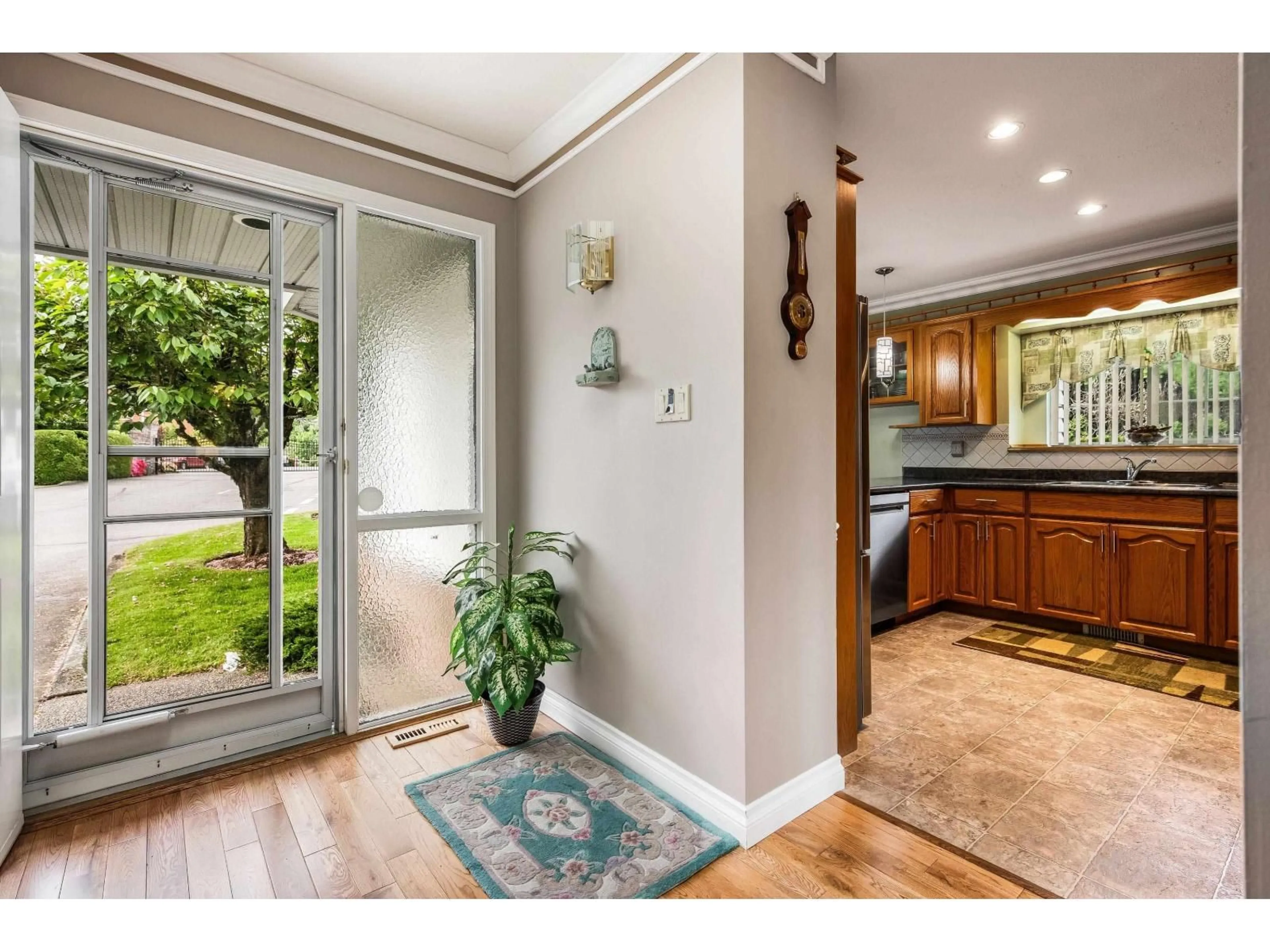 Indoor entryway for 1 - 2988 HORN STREET, Abbotsford British Columbia V2S3C1