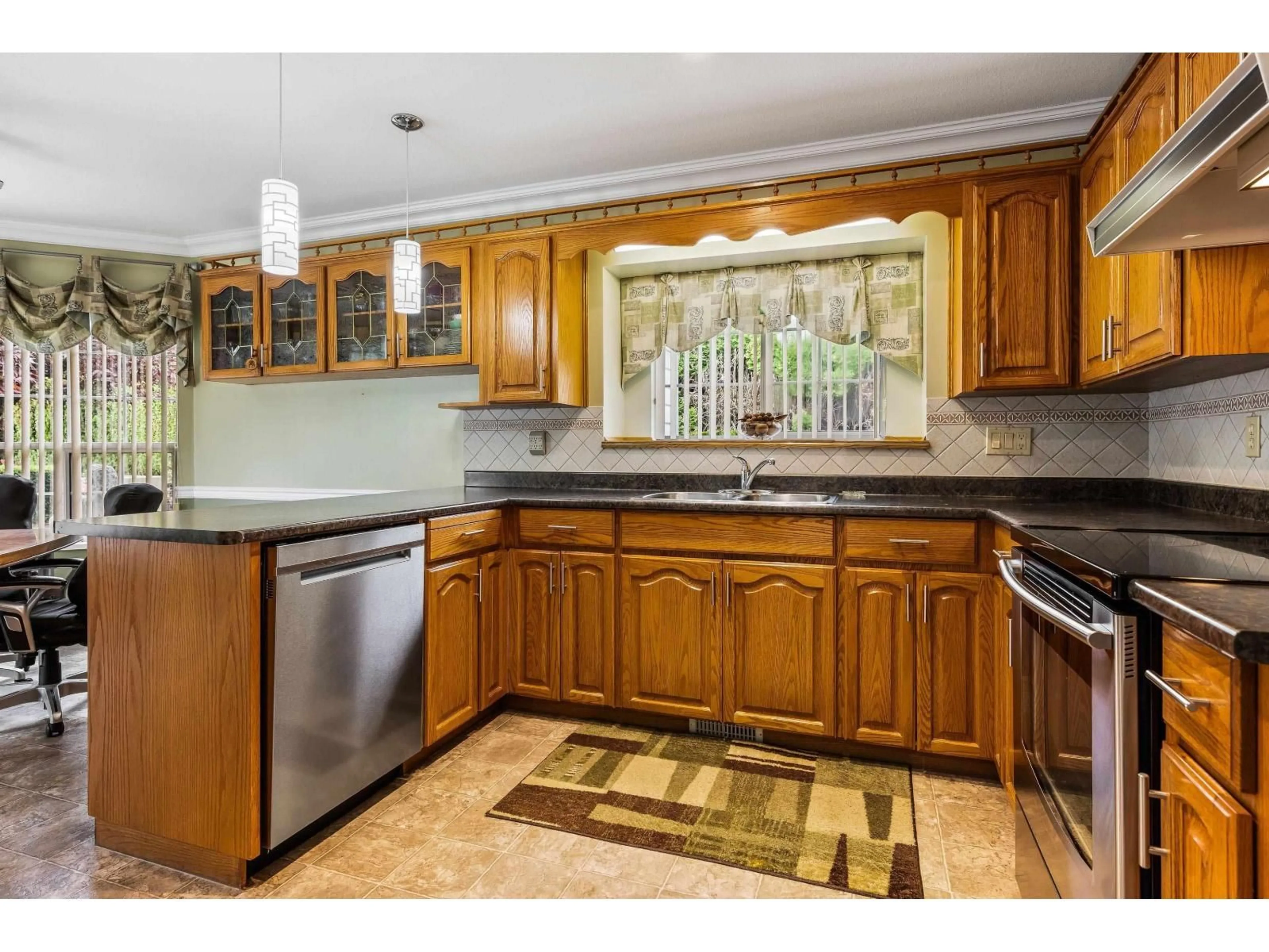 Open concept kitchen, ceramic/tile floor for 1 - 2988 HORN STREET, Abbotsford British Columbia V2S3C1