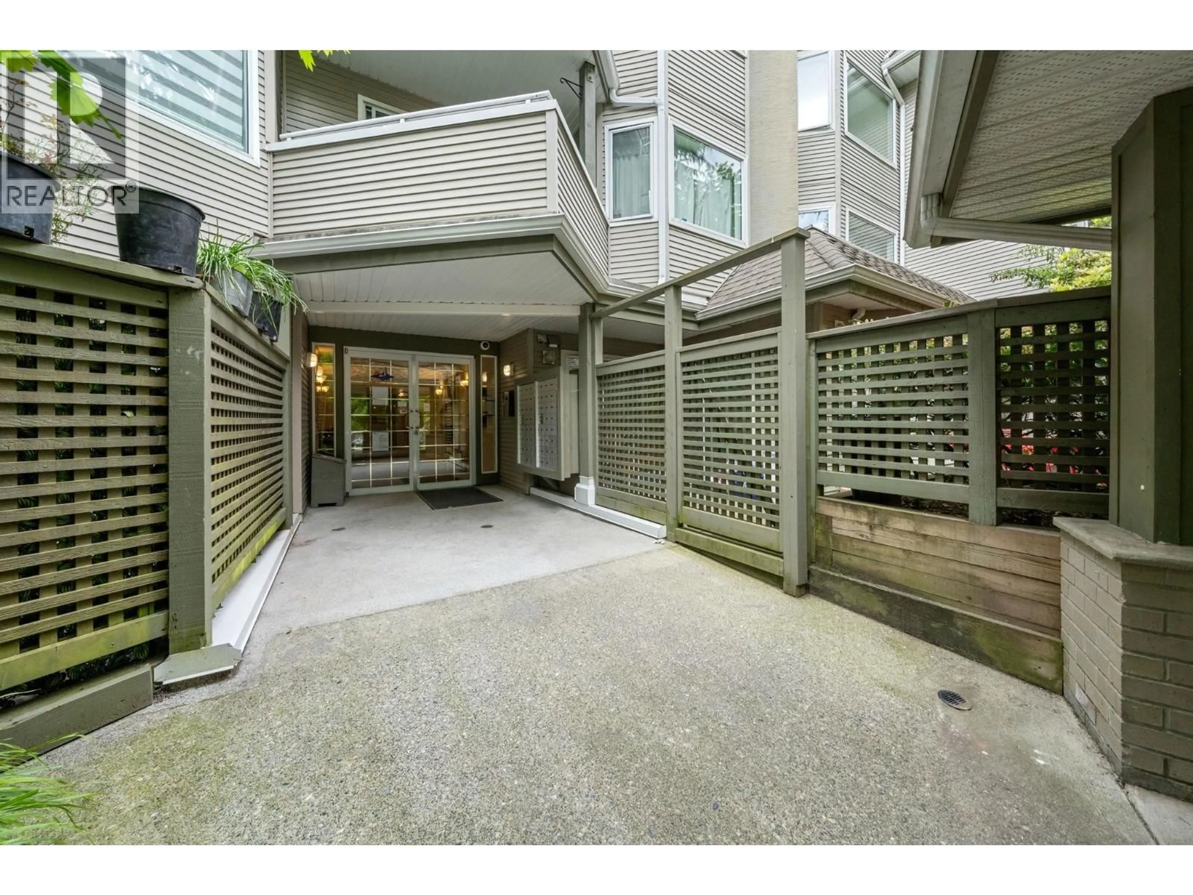 Indoor foyer for 409 - 3738 NORFOLK STREET, Burnaby British Columbia V5G4V4