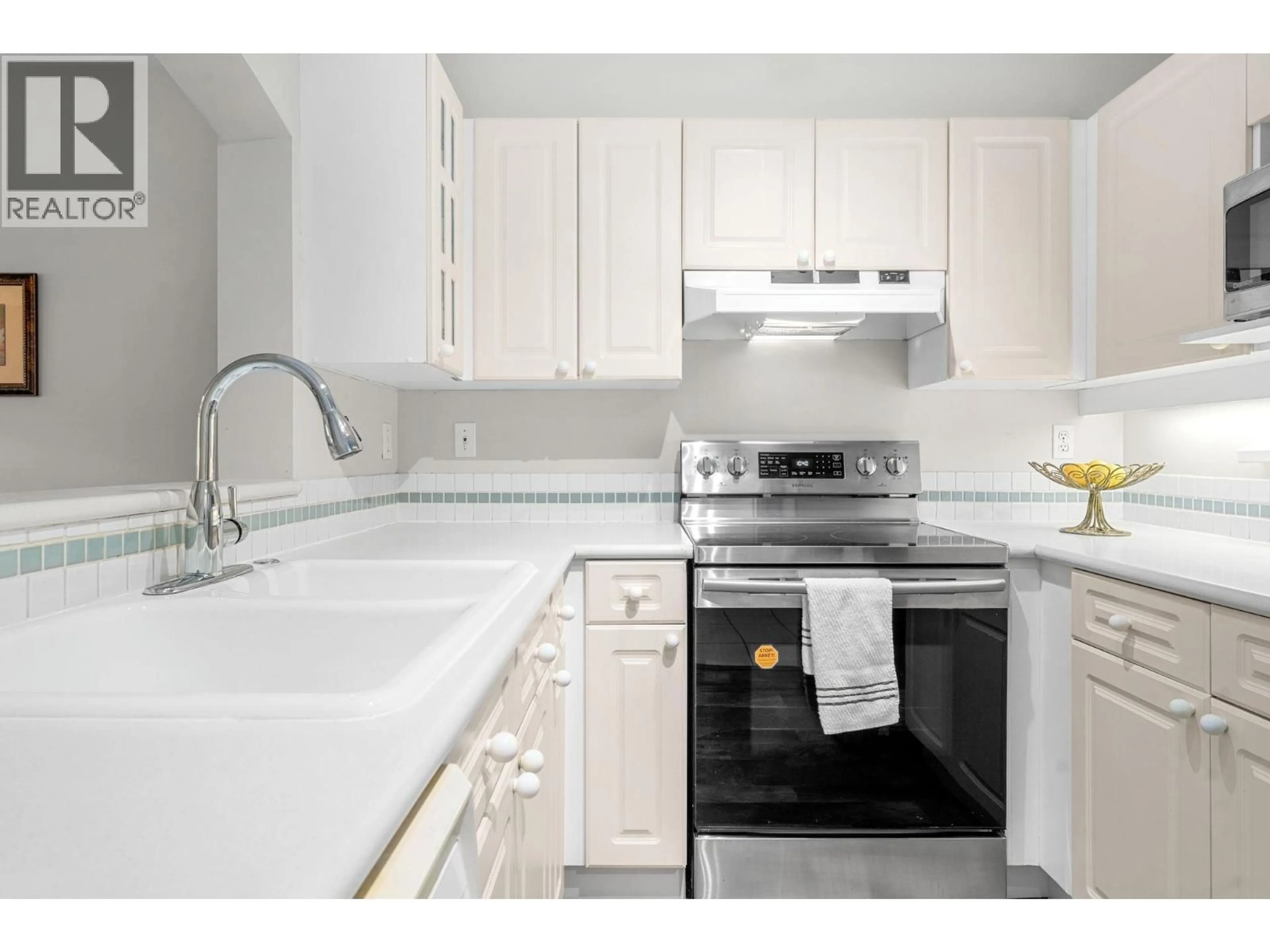 Standard kitchen, ceramic/tile floor for 409 - 3738 NORFOLK STREET, Burnaby British Columbia V5G4V4