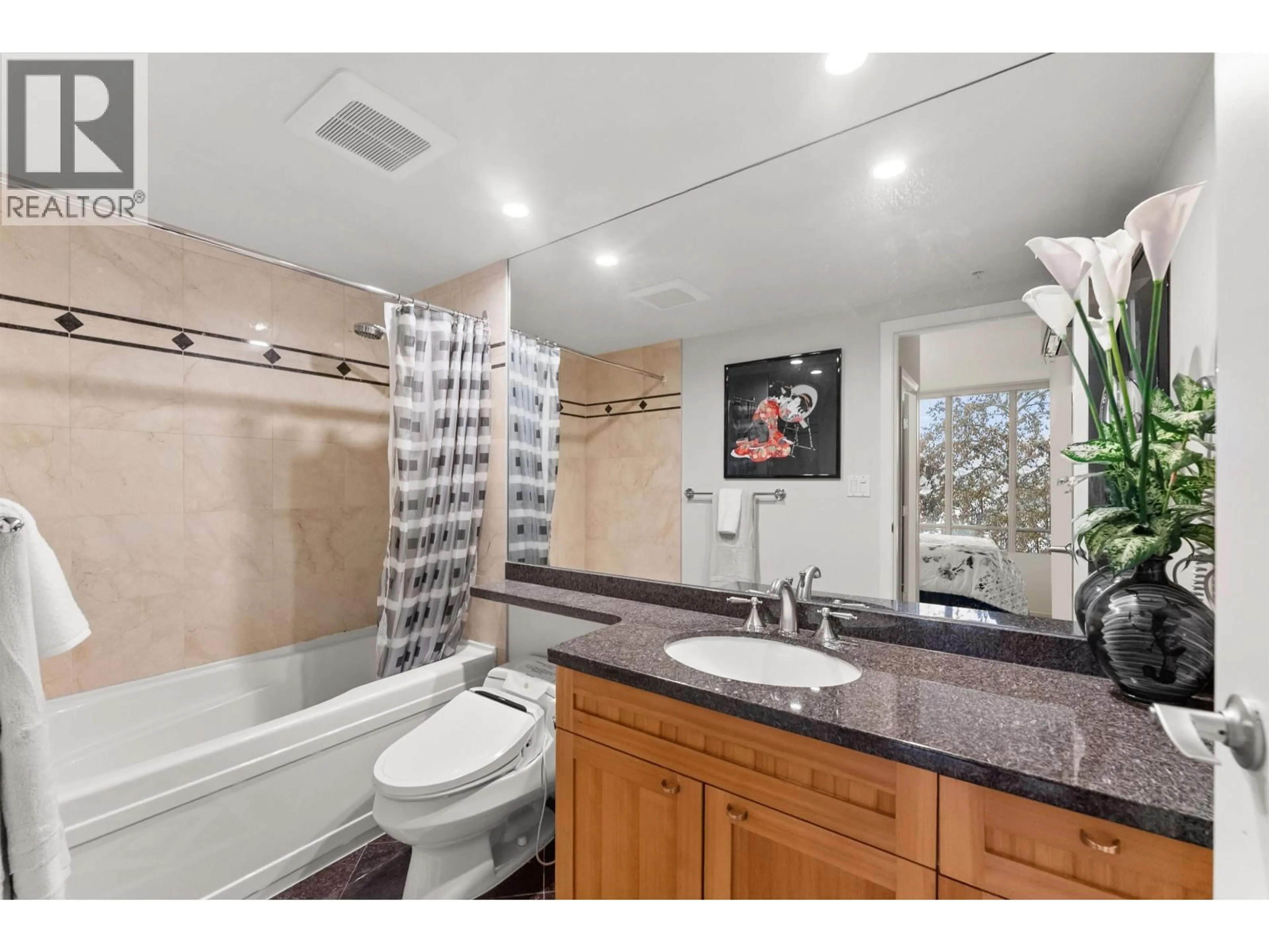 Standard bathroom, ceramic/tile floor for 1053 MARINASIDE CRESCENT, Vancouver British Columbia V6Z3A5