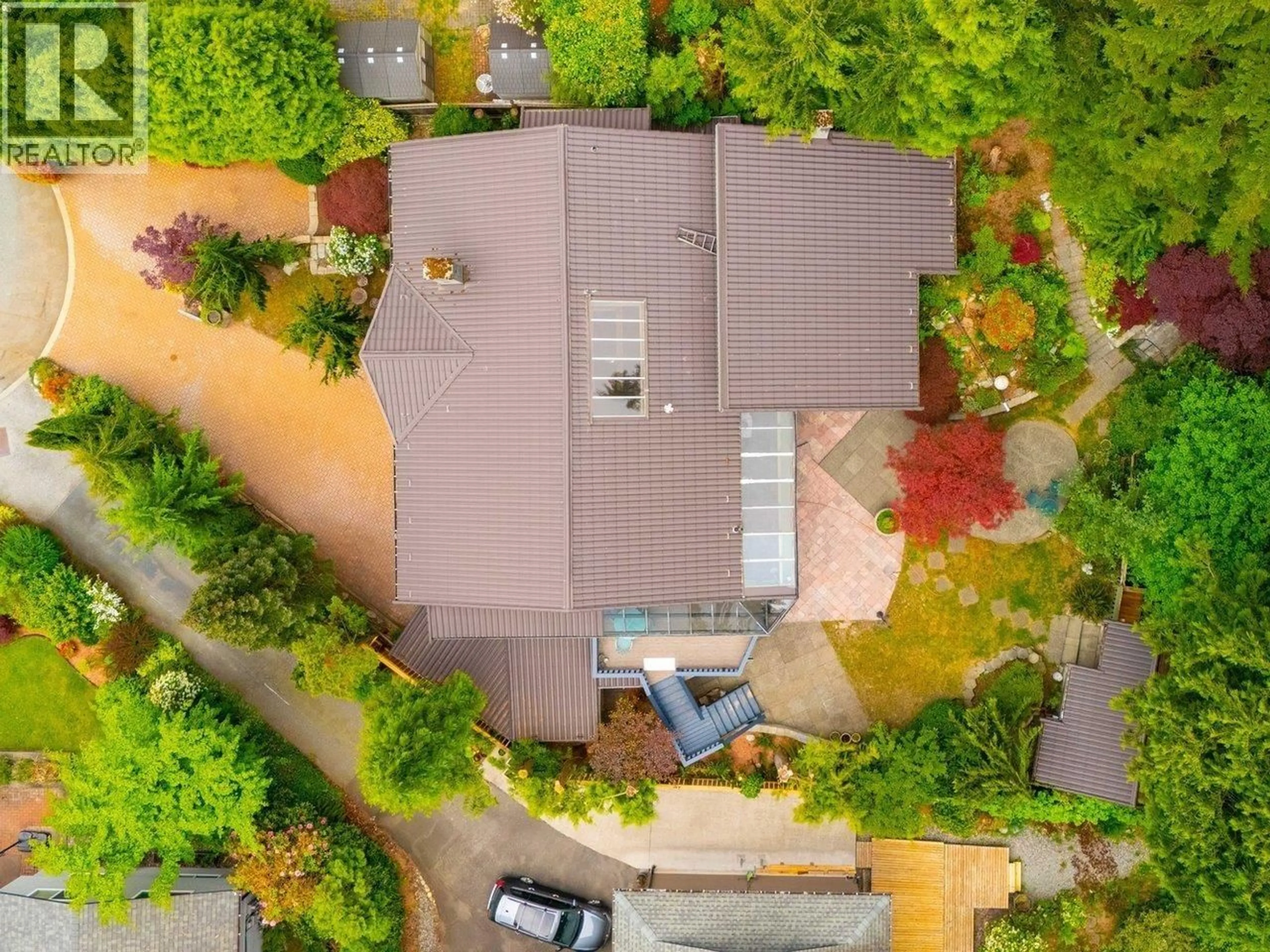 A pic from outside/outdoor area/front of a property/back of a property/a pic from drone, street for 4786 ARMOUR COURT, North Vancouver British Columbia V7K2W6