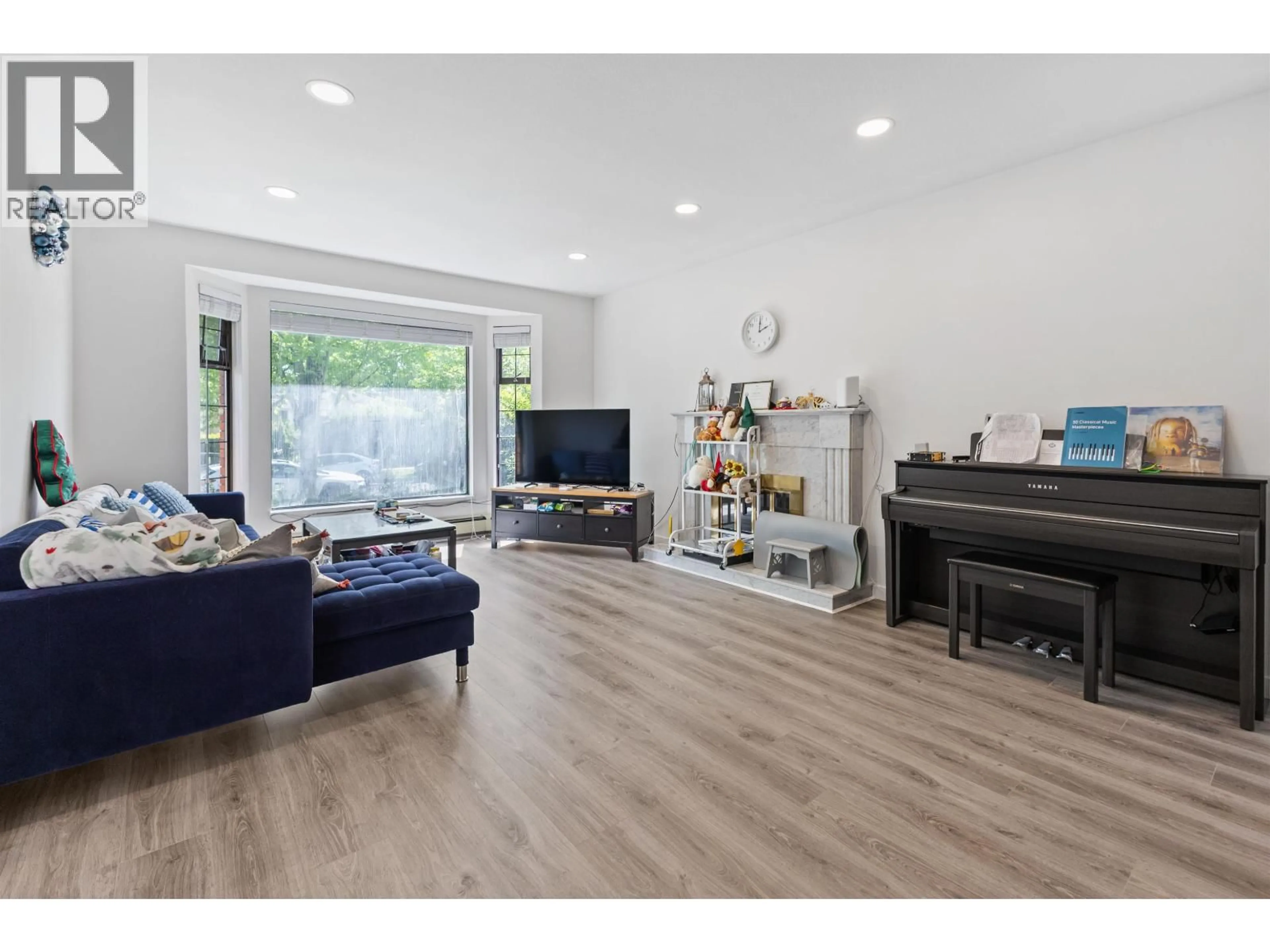 Living room with furniture, wood/laminate floor for 189 46TH AVENUE, Vancouver British Columbia V5Y2X1