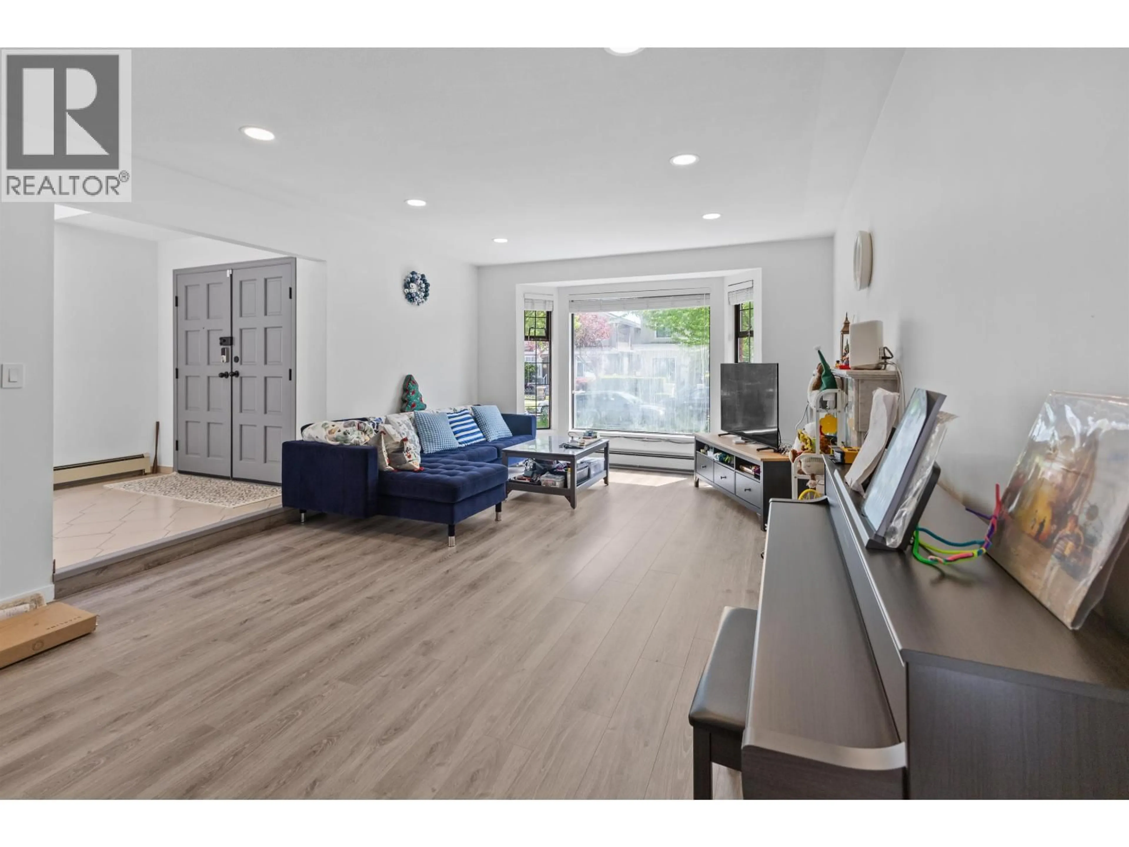 Living room with furniture, wood/laminate floor for 189 46TH AVENUE, Vancouver British Columbia V5Y2X1