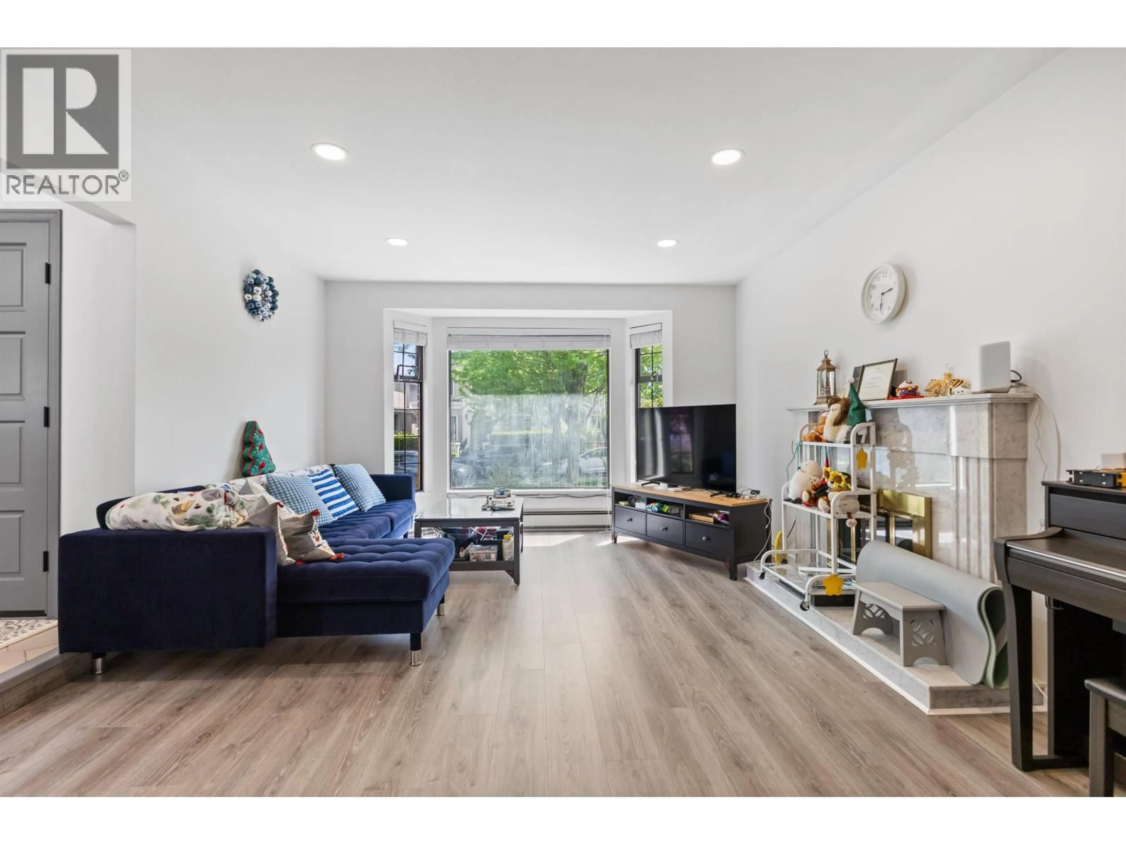 Living room with furniture, wood/laminate floor for 189 46TH AVENUE, Vancouver British Columbia V5Y2X1