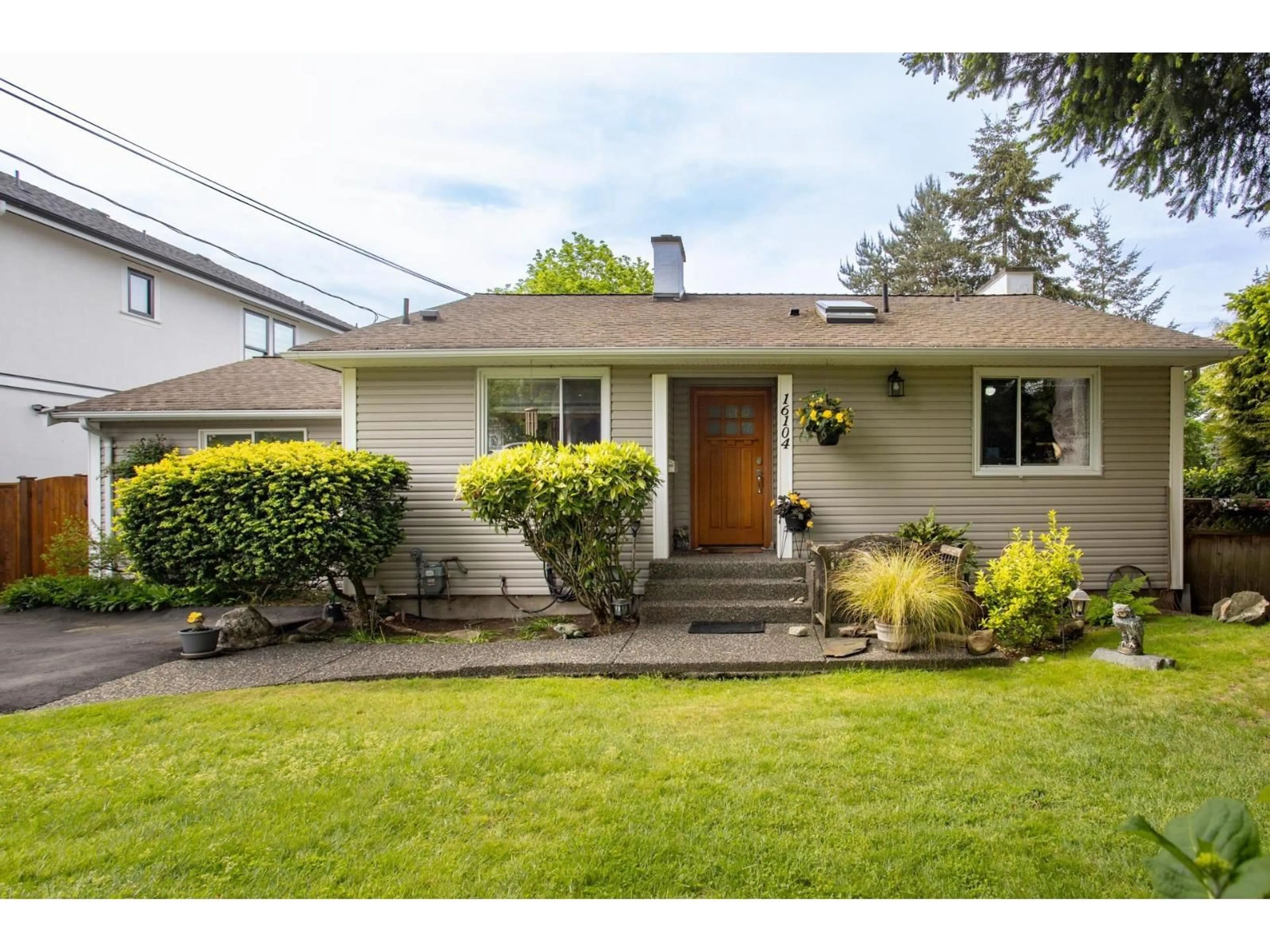 Home with vinyl exterior material, street for 16104 9 AVENUE, Surrey British Columbia V4A1A6