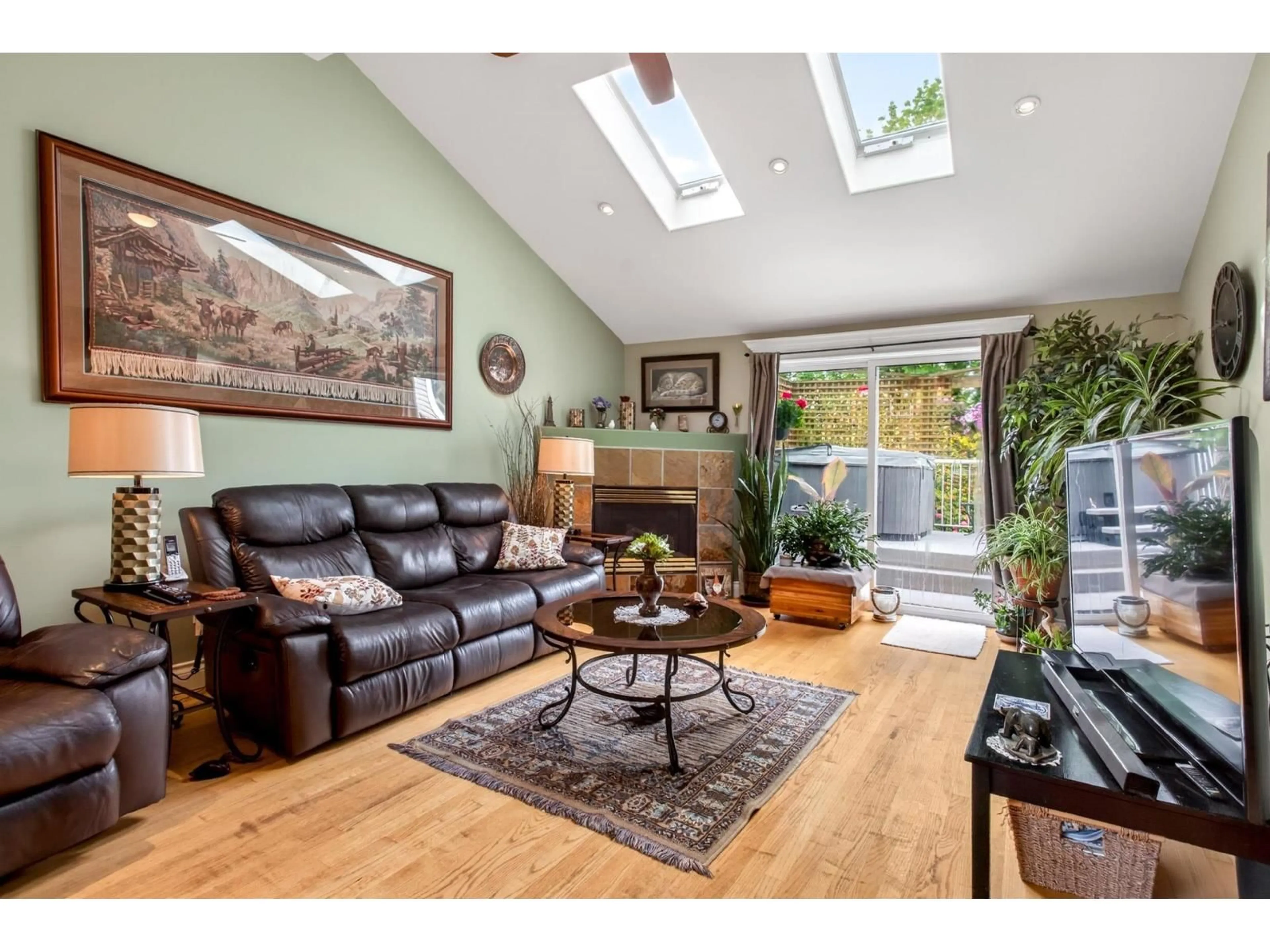 Living room with furniture, unknown for 16104 9 AVENUE, Surrey British Columbia V4A1A6
