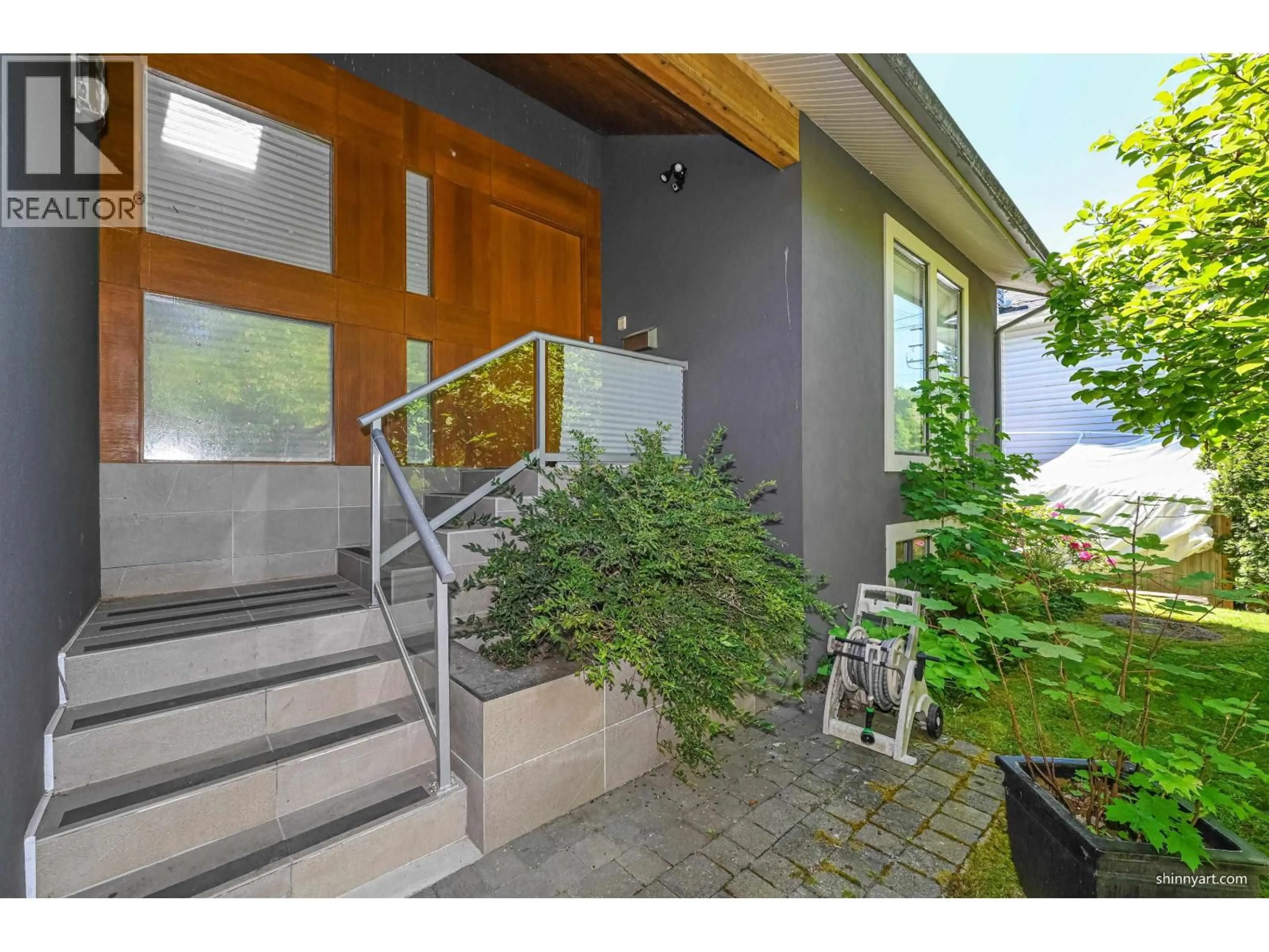 Indoor foyer for 3566 39TH AVENUE, Vancouver British Columbia V6N3A5