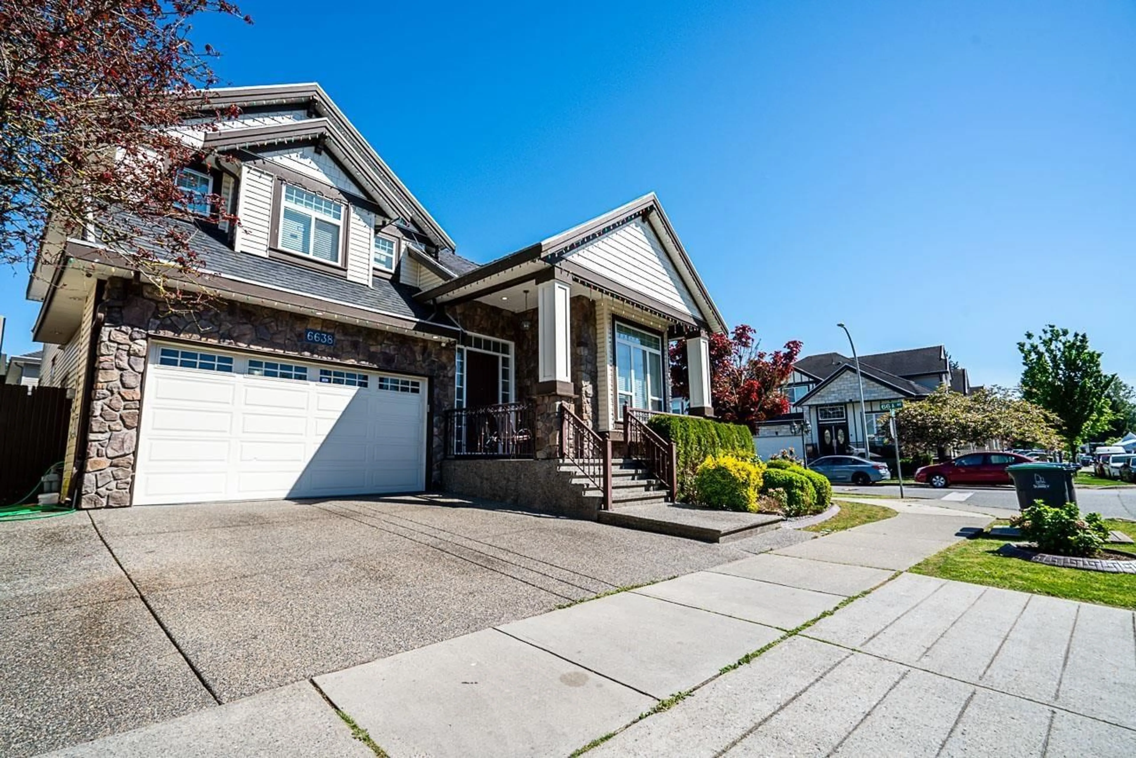 Home with vinyl exterior material, street for 6638 125A STREET, Surrey British Columbia V3W1V6