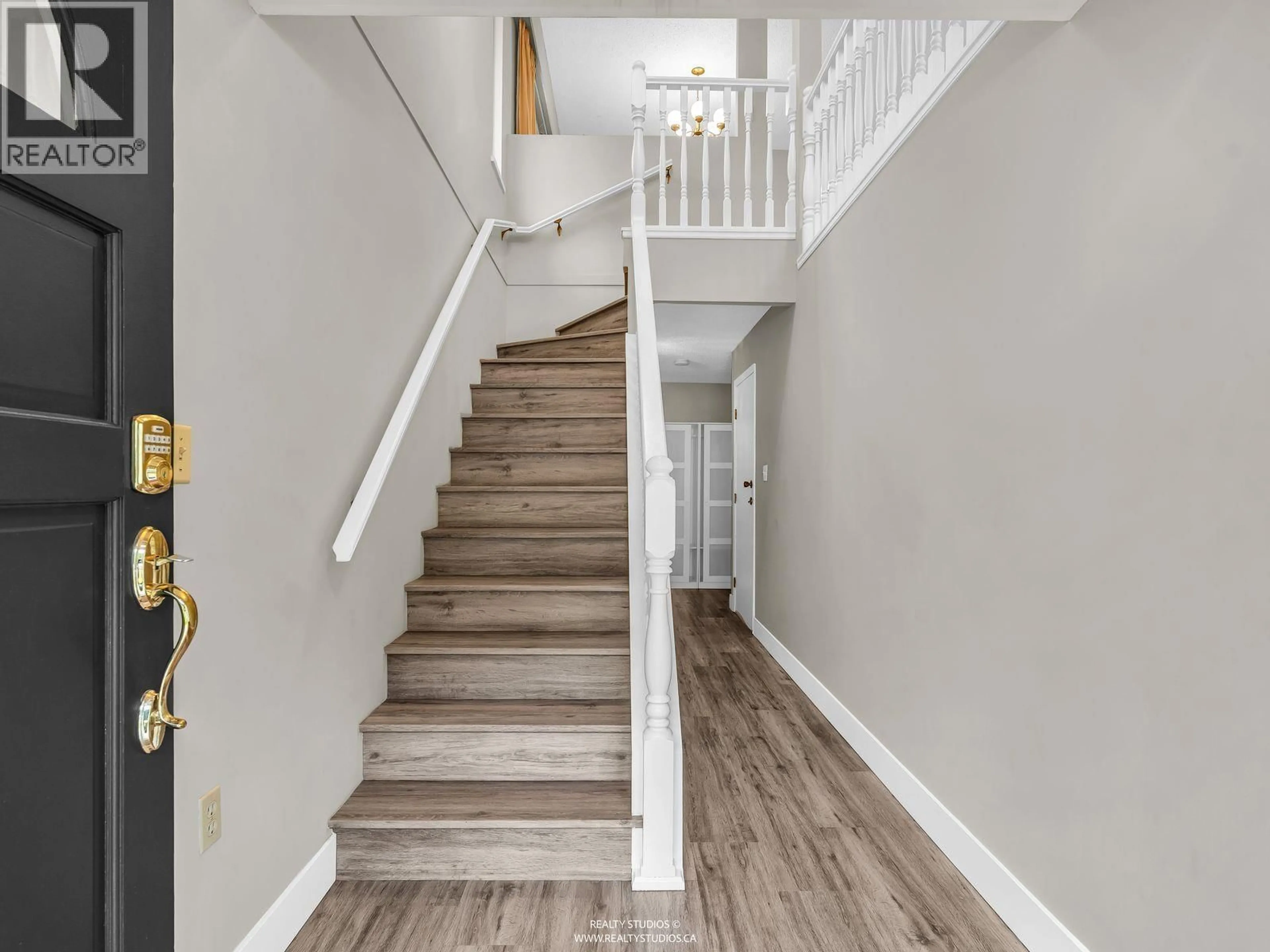 Stairs for 859 17TH STREET, North Vancouver British Columbia V7L2X2