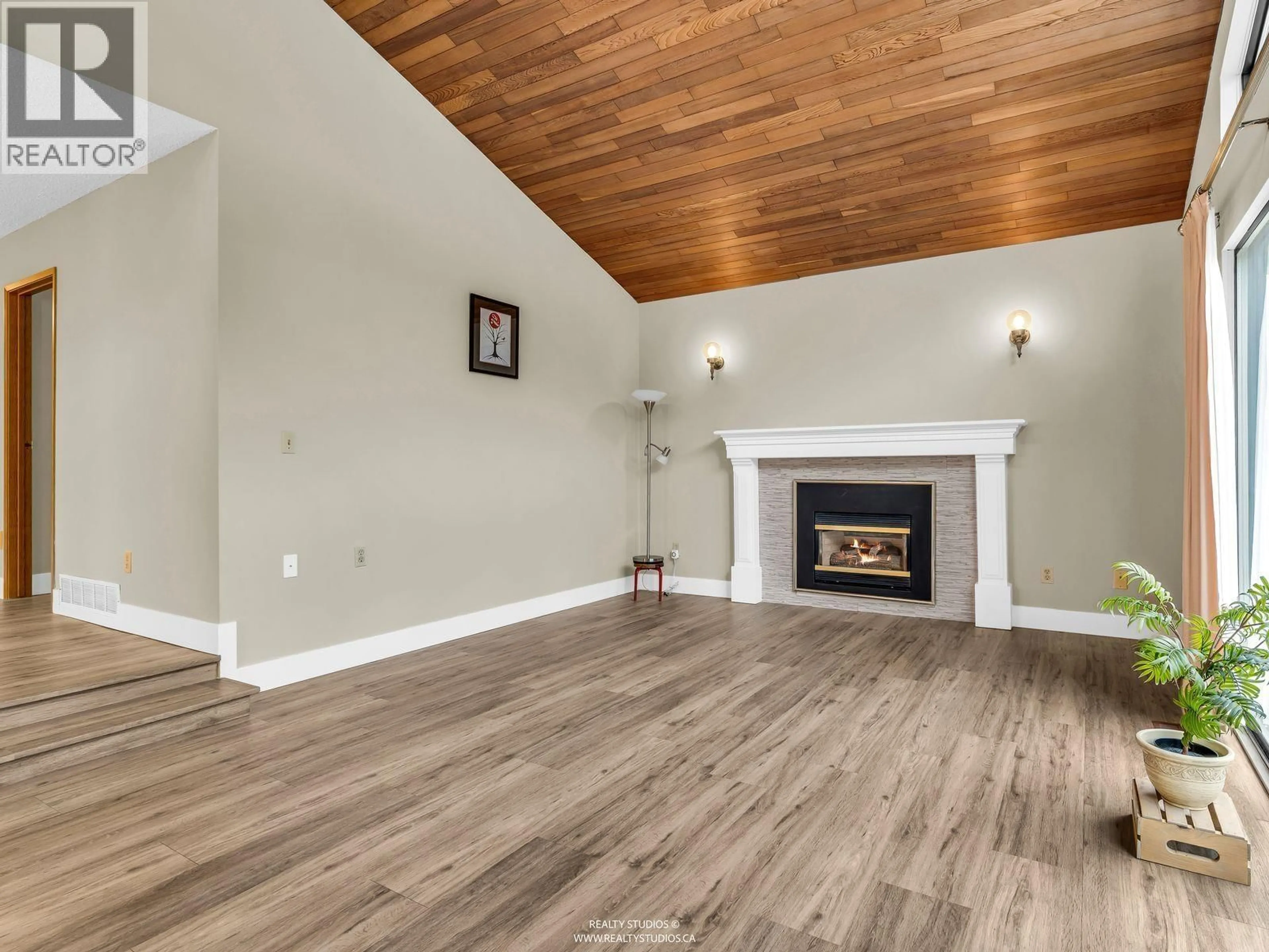 Living room with furniture, wood/laminate floor for 859 17TH STREET, North Vancouver British Columbia V7L2X2