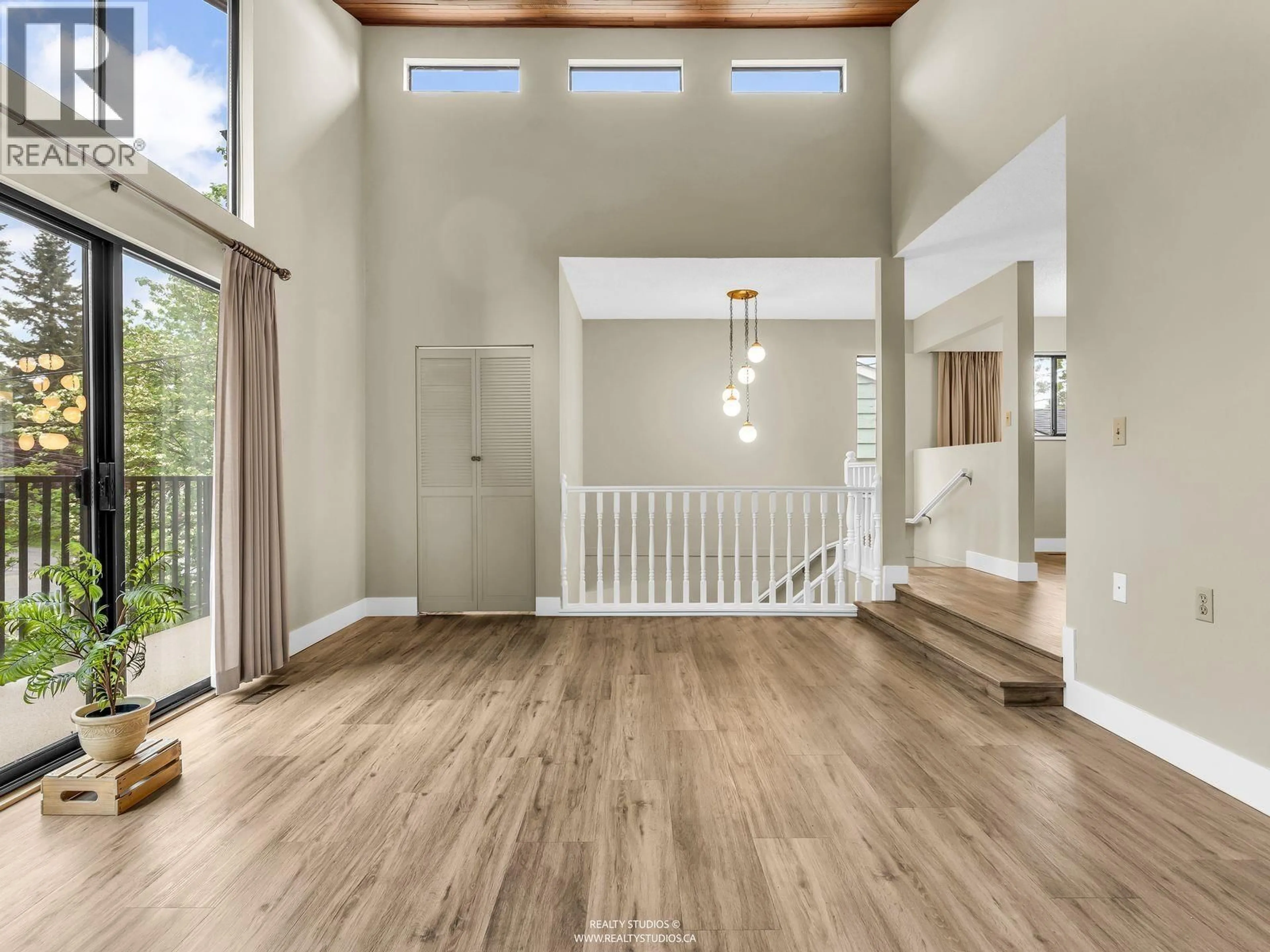 Indoor entryway for 859 17TH STREET, North Vancouver British Columbia V7L2X2