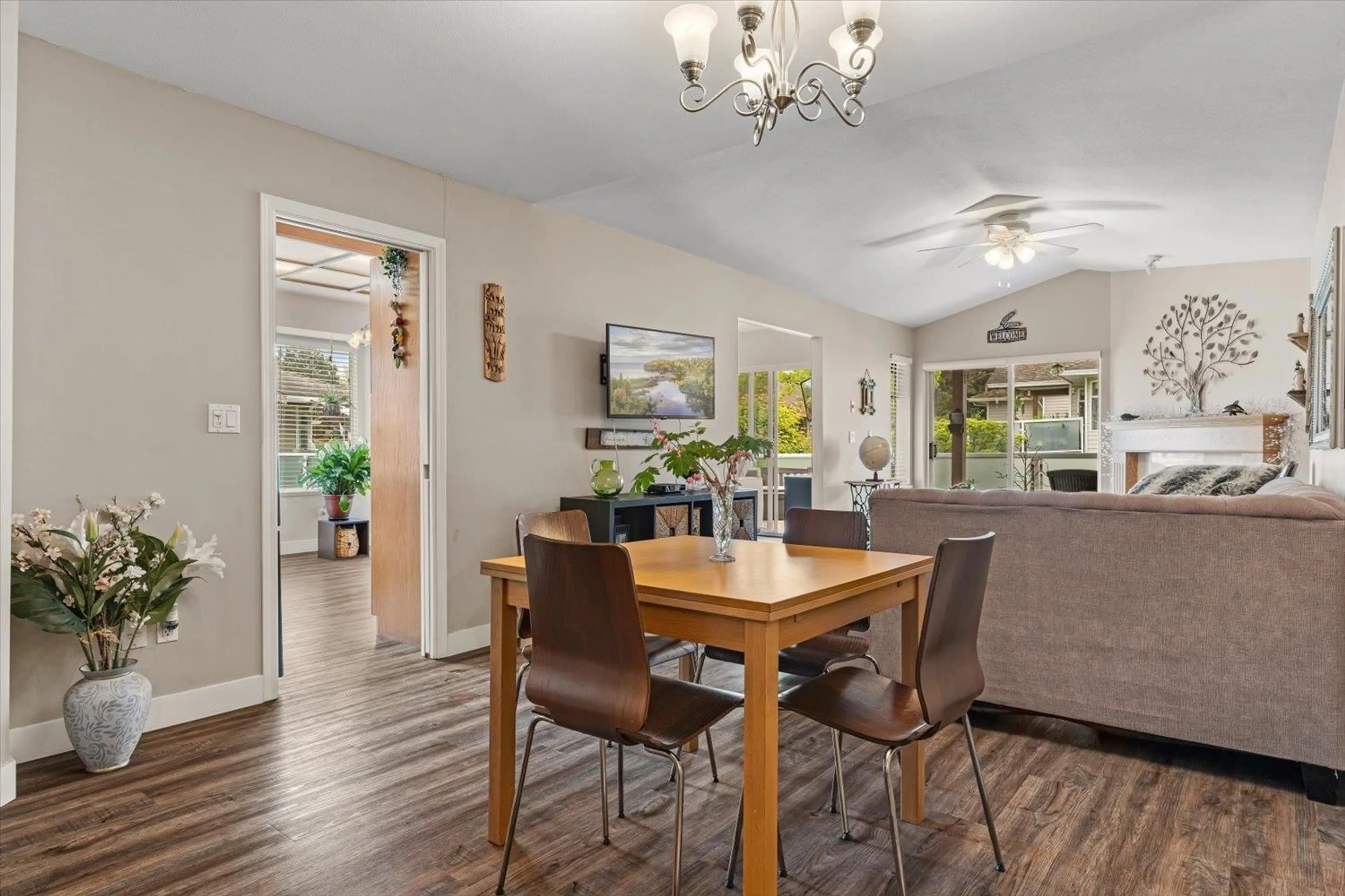 Dining room, wood/laminate floor for 217 - 6875 121 STREET, Surrey British Columbia V3W1C2